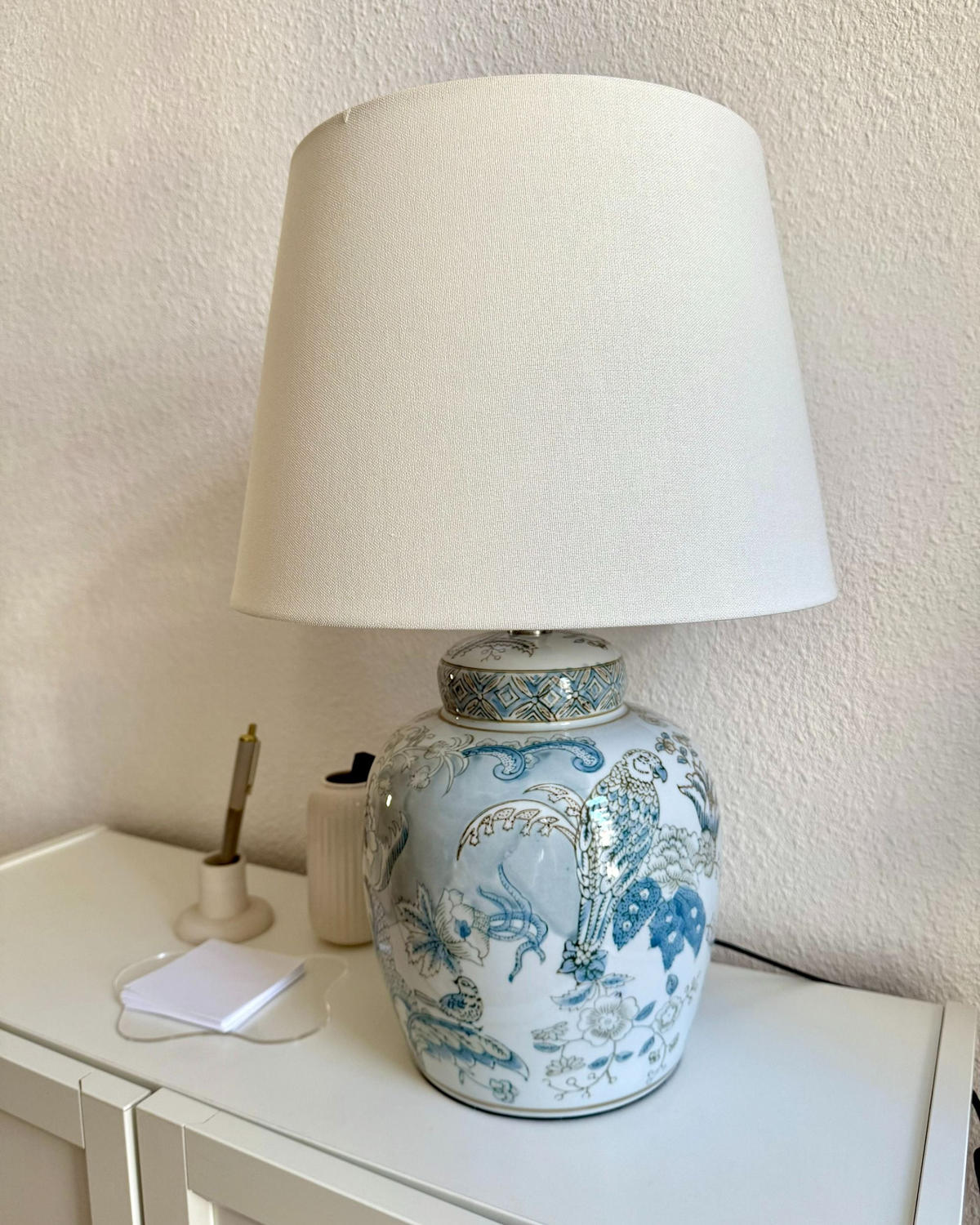 LAMPĂ DE MASĂ albă/albastră Jamapa - albastru/alb, ceramică (32/32/50cm) - Beliani