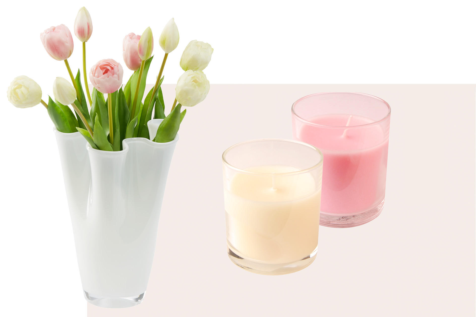 Blumen und Kerzen als Deko für den Schminktisch