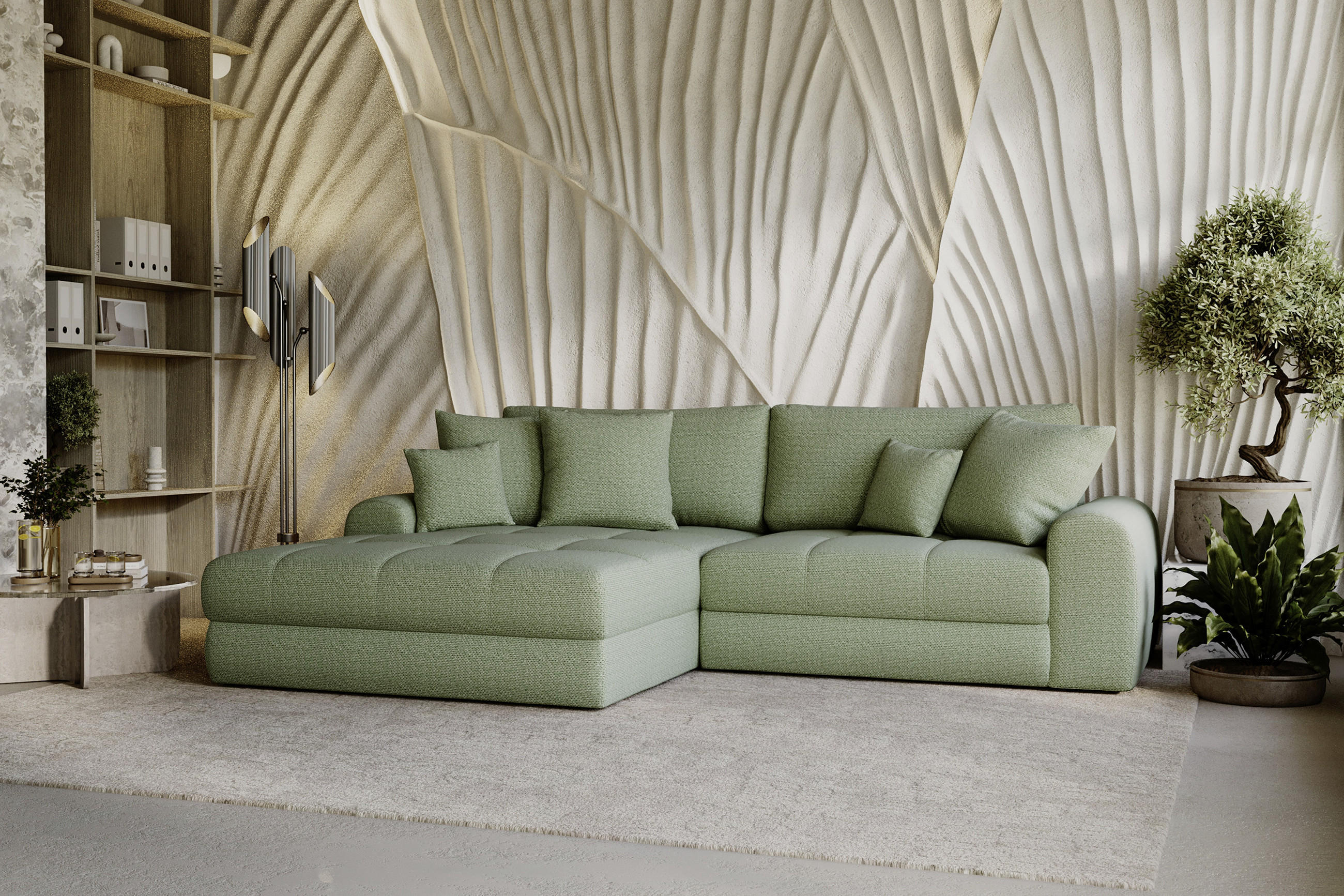 Modernes Wohnzimmer mit BELLUTI Ecksofa in Salbeigrün und vielen Kissen; dahinter eine dekorative, strukturierte 3D-Wand, daneben Regal, Stehleuchte und Zimmerpflanzen auf hellem Teppich.