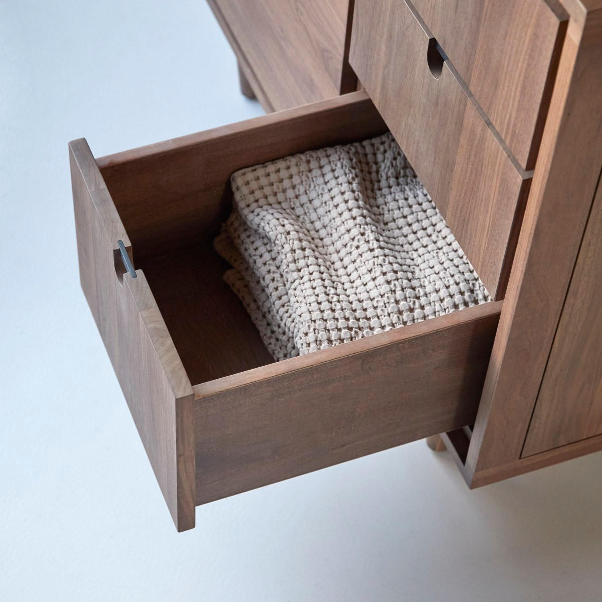 AUFBEWAHRUNGSMÖBEL Jonàk Dunkelbraun aus Walnuss - Dunkelbraun, Holz (93/80/50cm) - Tikamoon