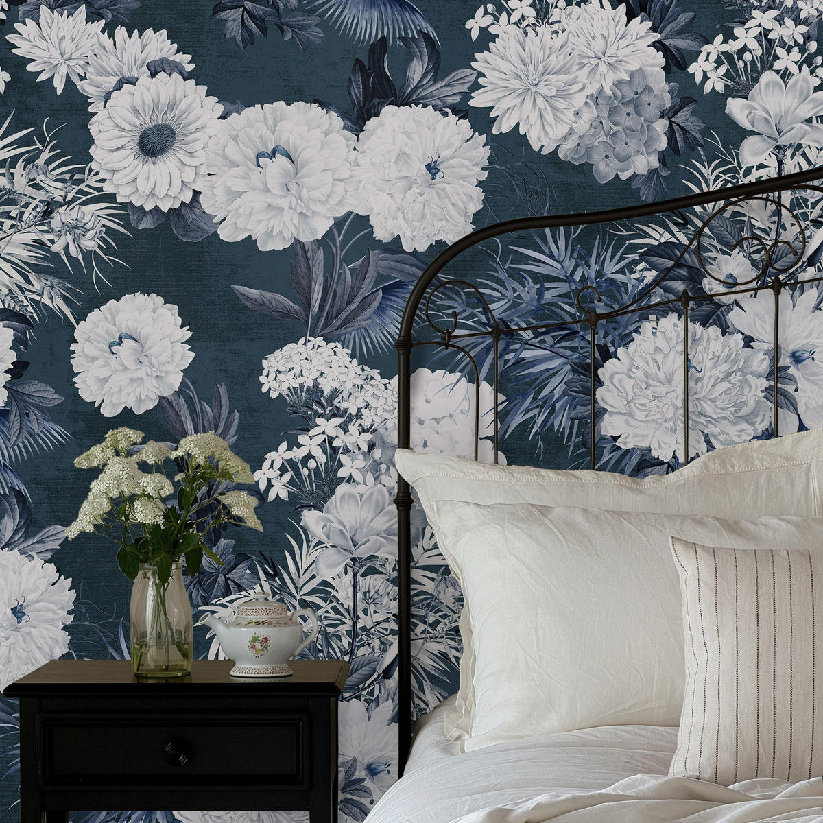 TAPETE Mit Blumen in Marineblau aus echtem Papier, 180x260cm, 2 Rollen - Blau, Papier (180/260cm) - WALLPAPERS4BEGINNERS