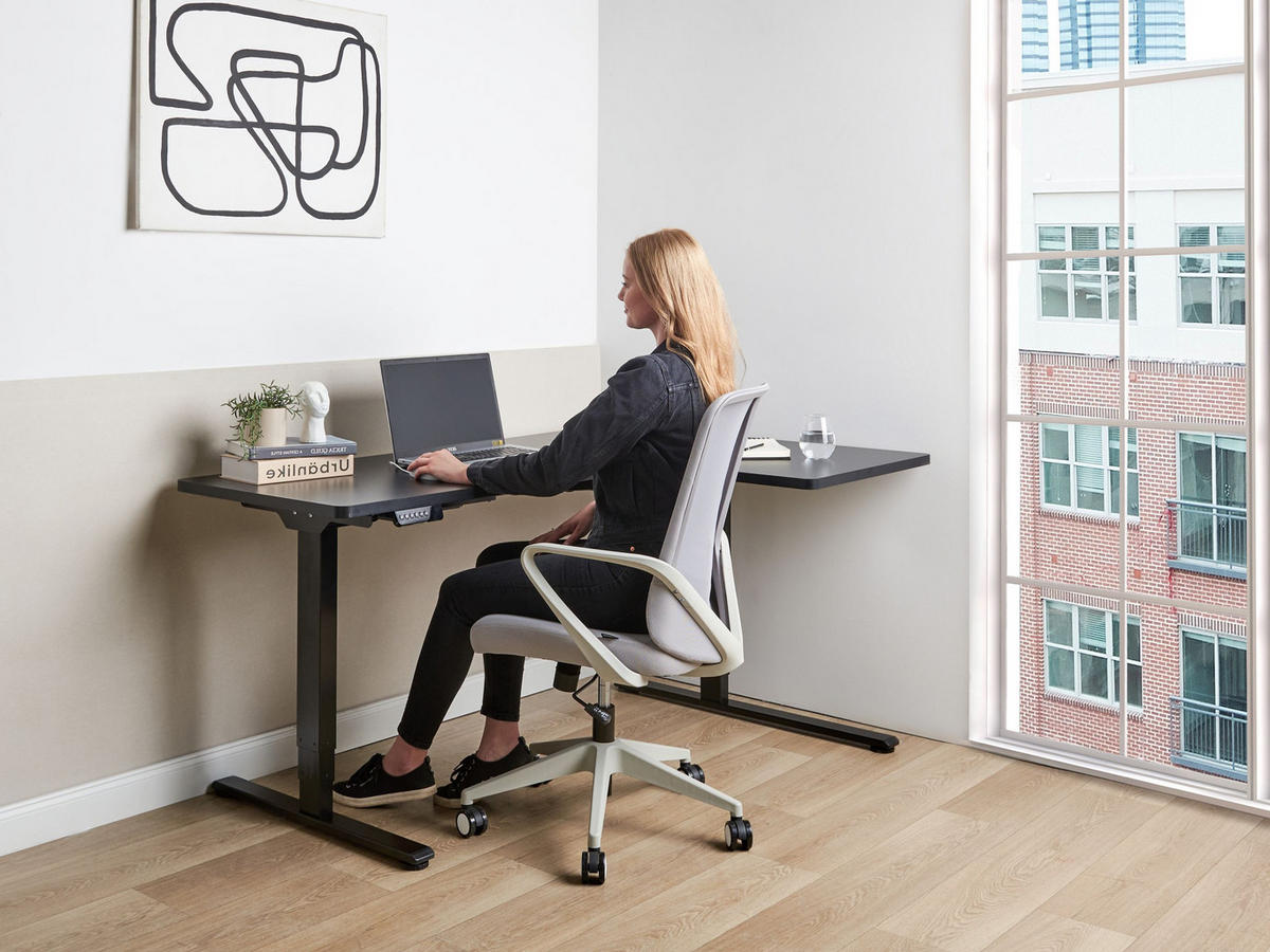 SCHREIBTISCH 160x60 cm elektrisch Schwarz Destines - Schwarz, Holzwerkstoff (109/160/60cm) - Beliani