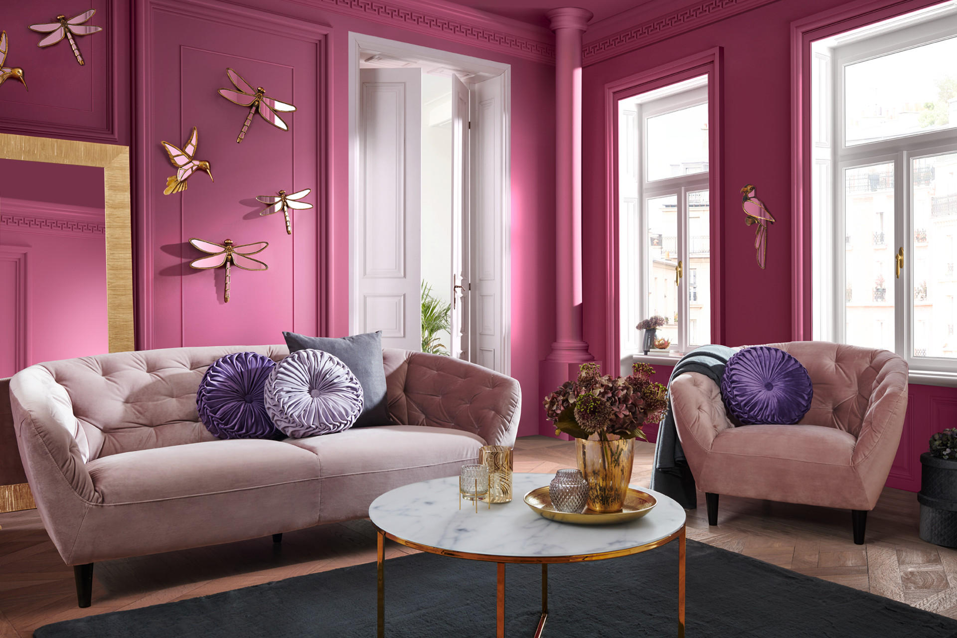 Lila Wohnzimmer mit Sofa