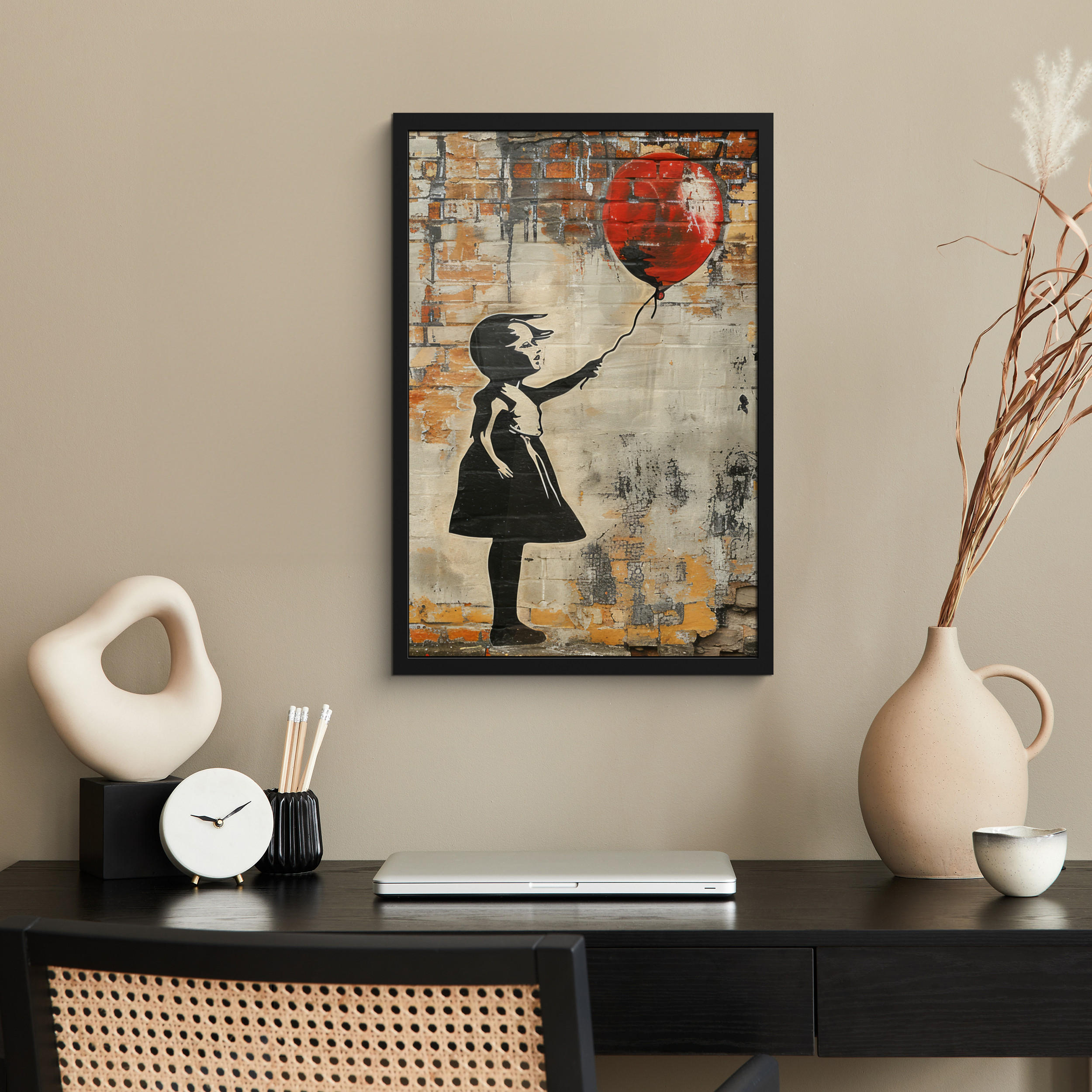 GERAHMTES BILD Graffiti - Banksy - Mädchen - Straßenkunst 40x60 cm - Sandfarben, Papier (40/60cm) - MuchoWow