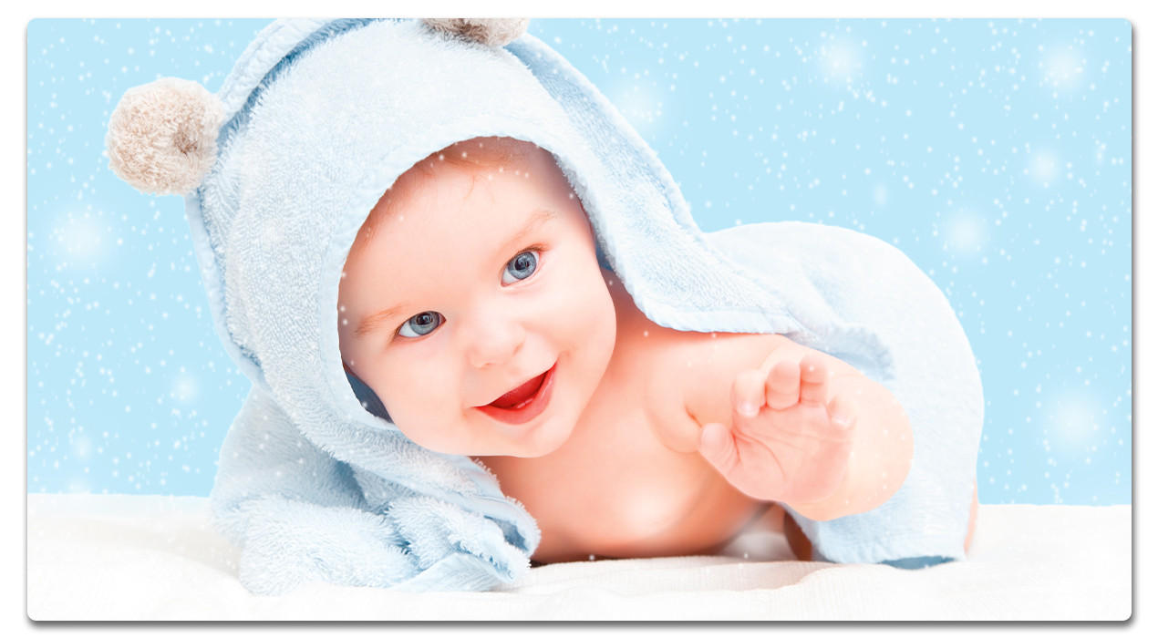 baby im blauen Bademantel