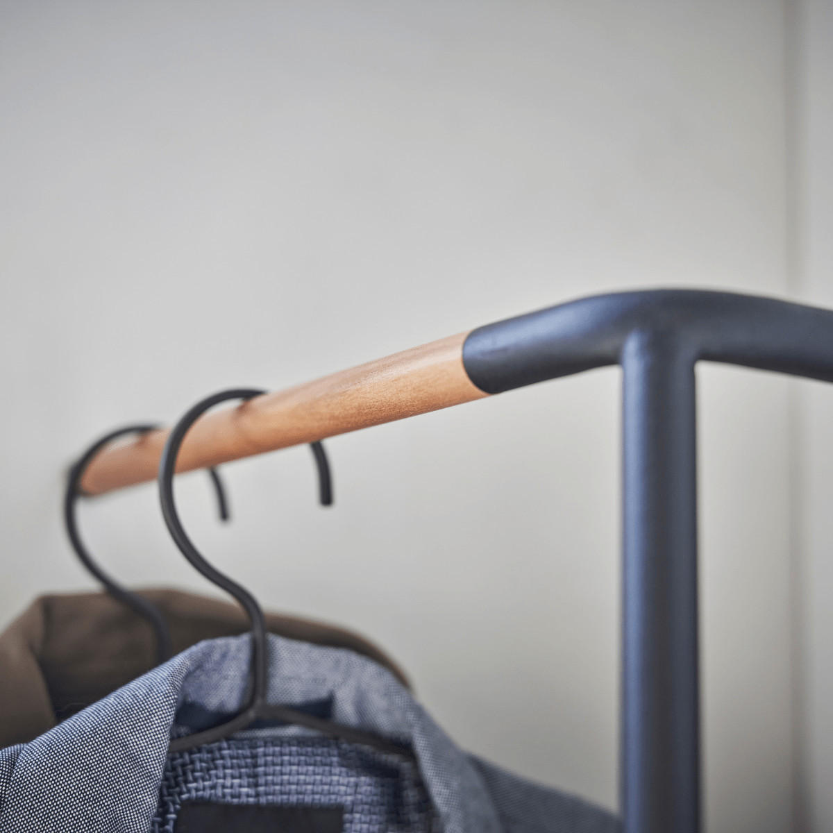 MODERNE Eckgarderobe YAMAZAKI Tower 5551 in Schwarz für Ihr Zuhause - Schwarz, Metall (48.5/160/31.5cm) - Yamazaki