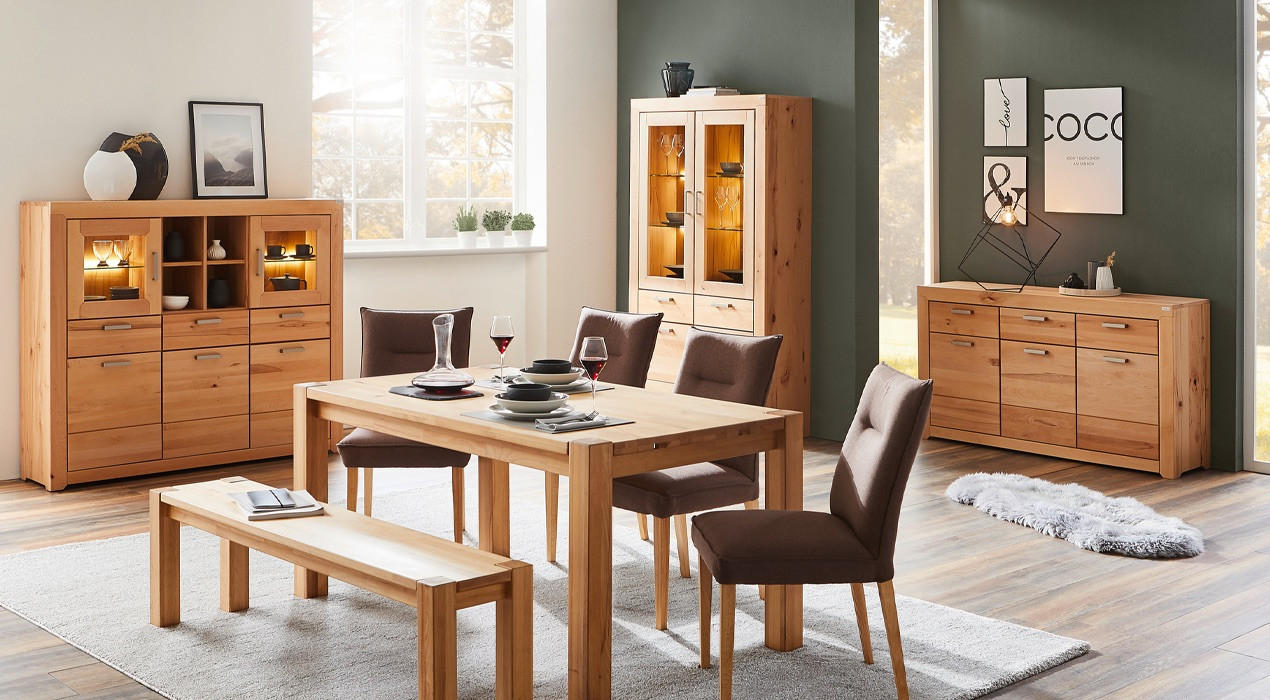 Esszimmer mit Tisch und Stühlen und Kommoden aus Buche