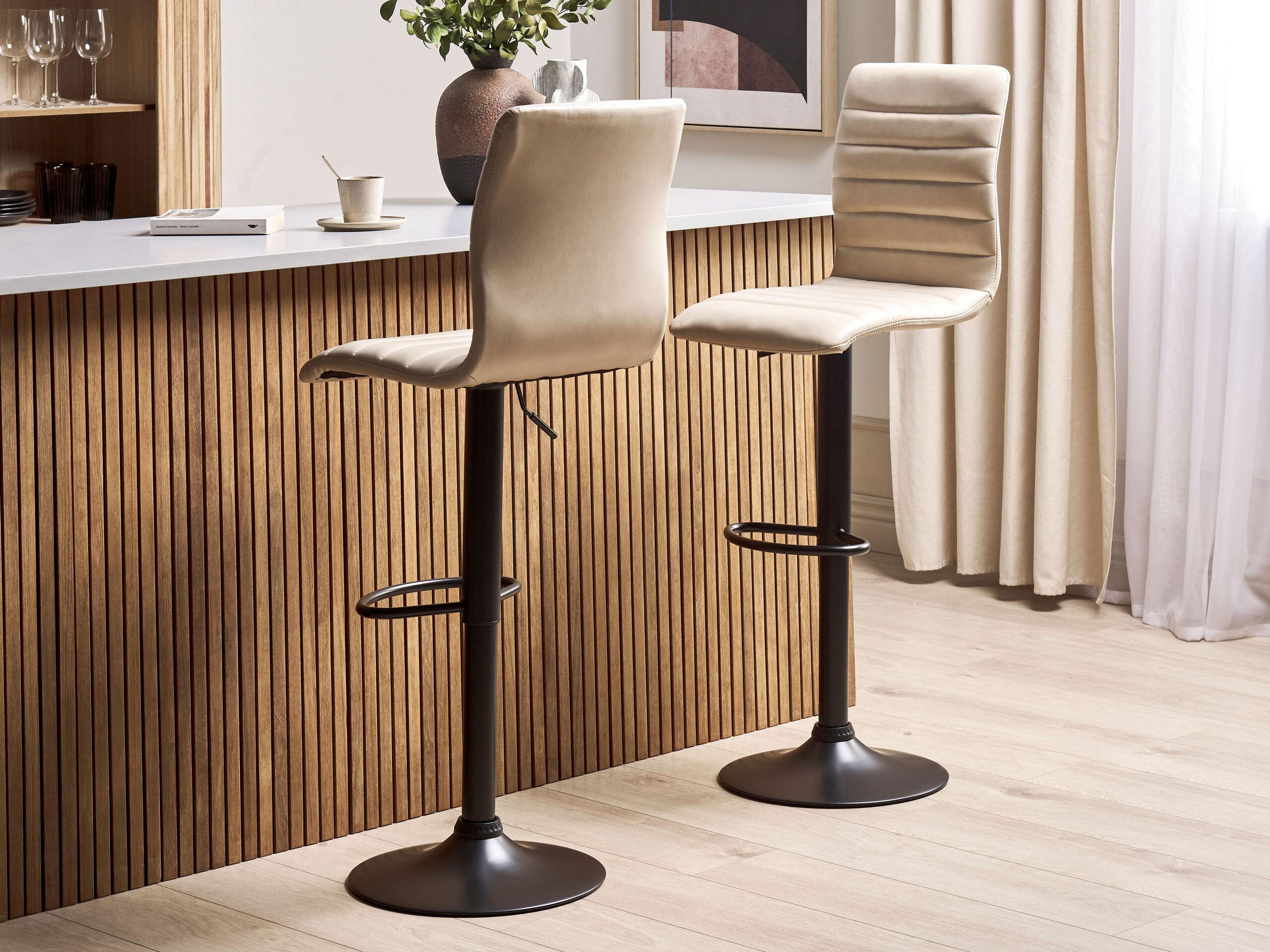 BARHOCKER 2er-Set Kunstleder hellbeige/schwarz höhenverstellbar Lucerne - Beige/Schwarz, Kunststoff (39/49cm) - Beliani