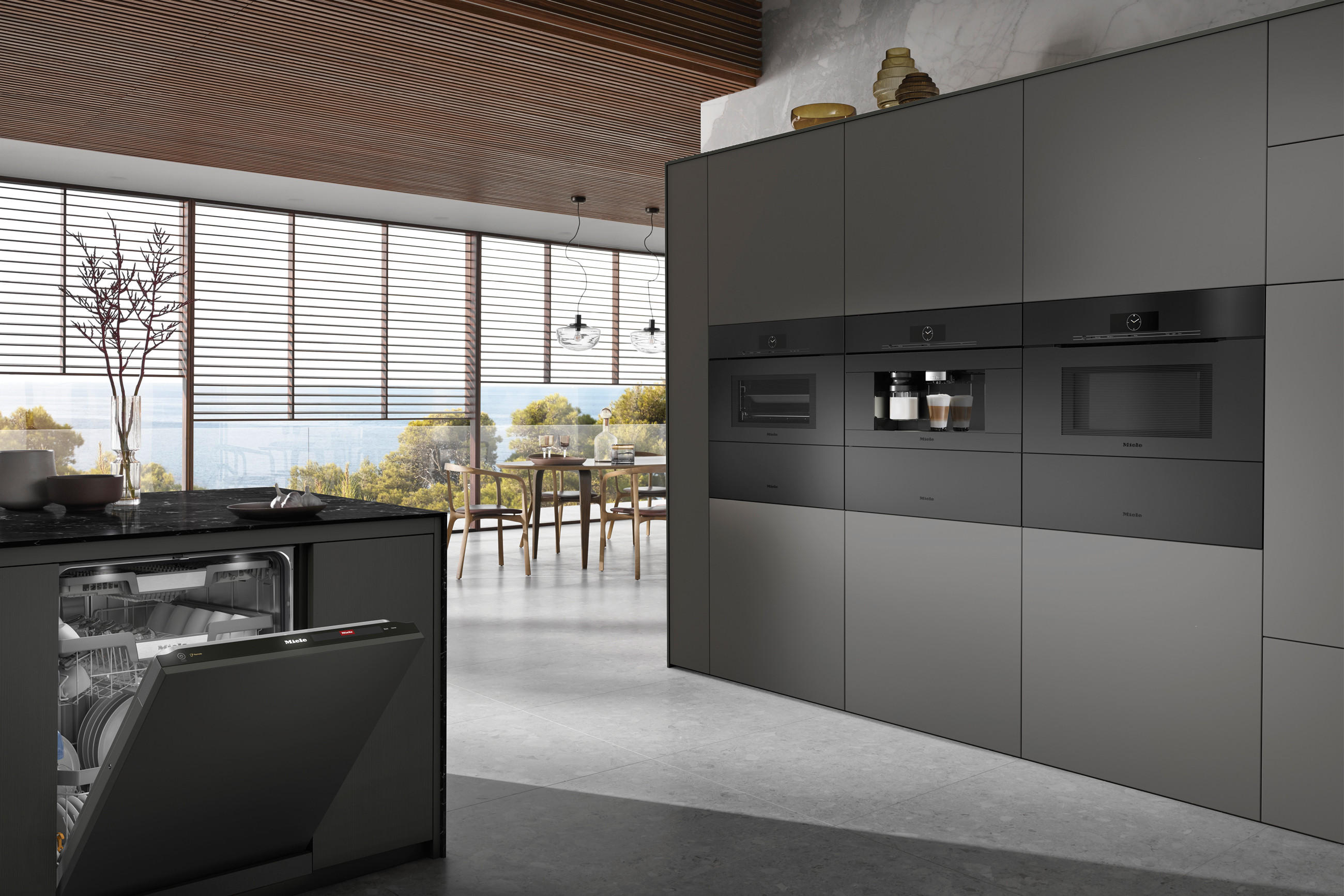 MIELE Einbaugeräte in mattschwarzer Optik in dunkler Küche