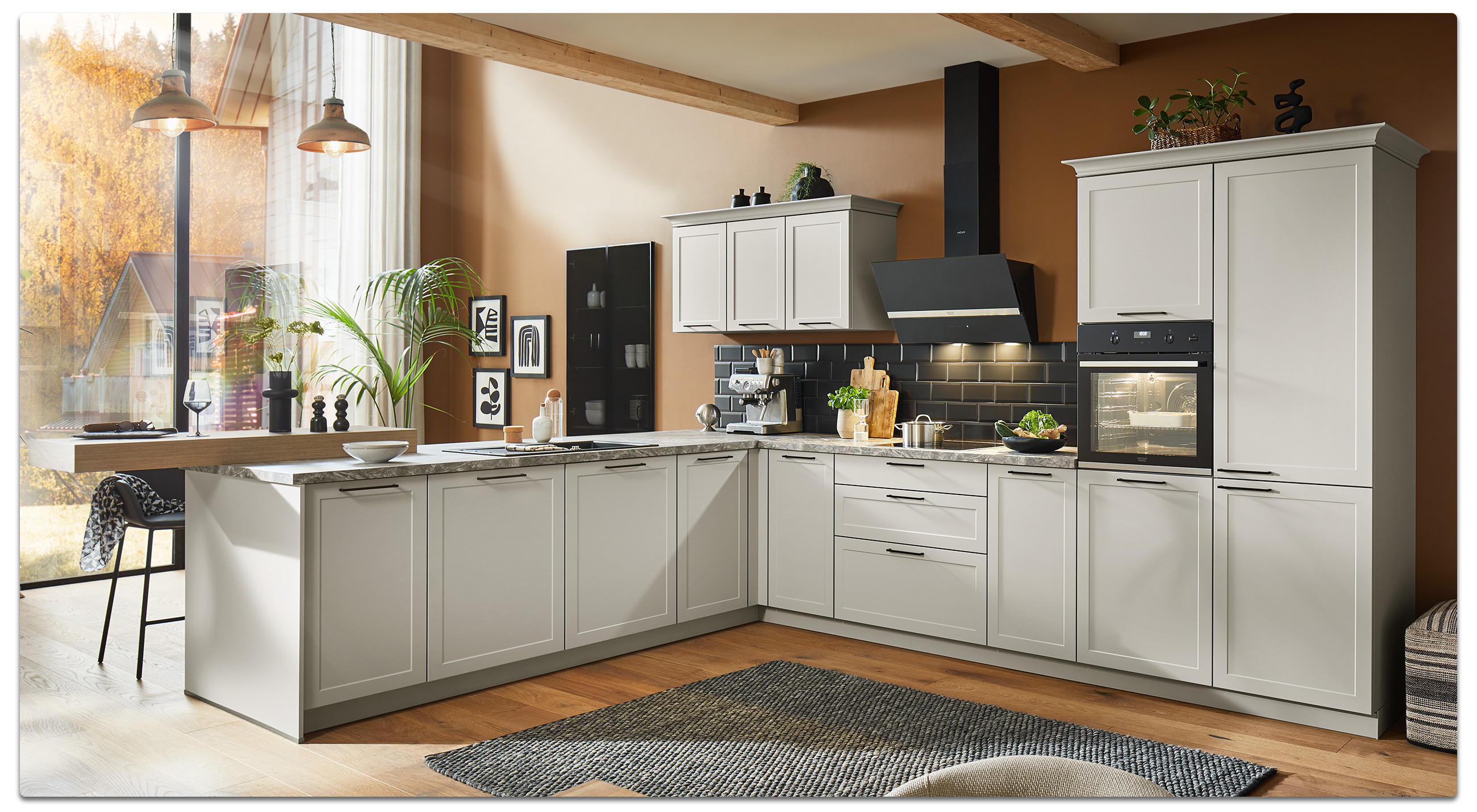 Klassische Küche in taupe mit farbiger Rückwand und moderner Dunsabzugshaube.