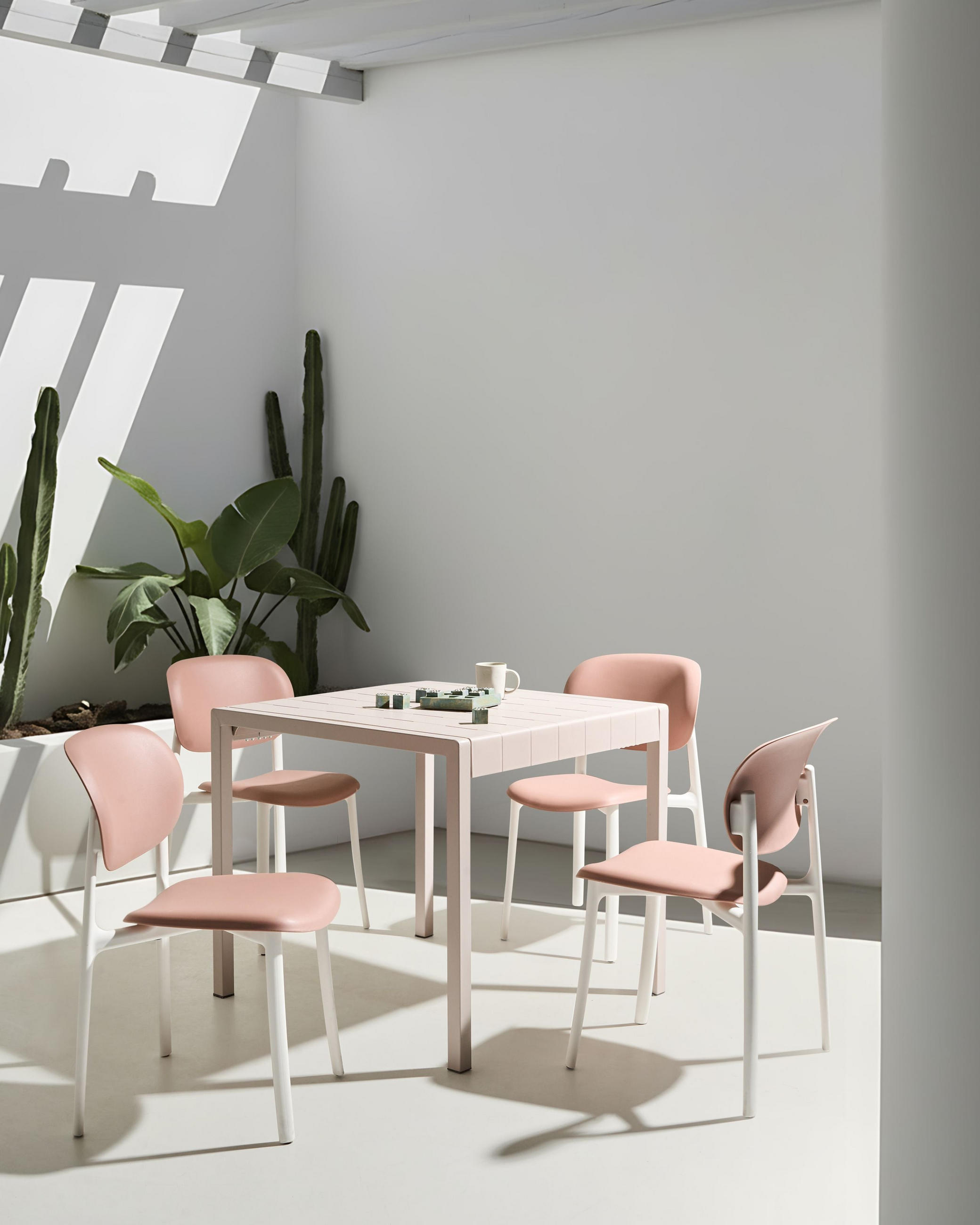 Thumbnail - Beliani Gartenstuhl, Pink, Weiß, Kunststoff, 47x88x46 cm, Gartenmöbel, Gartenstühle, Gartenstühle