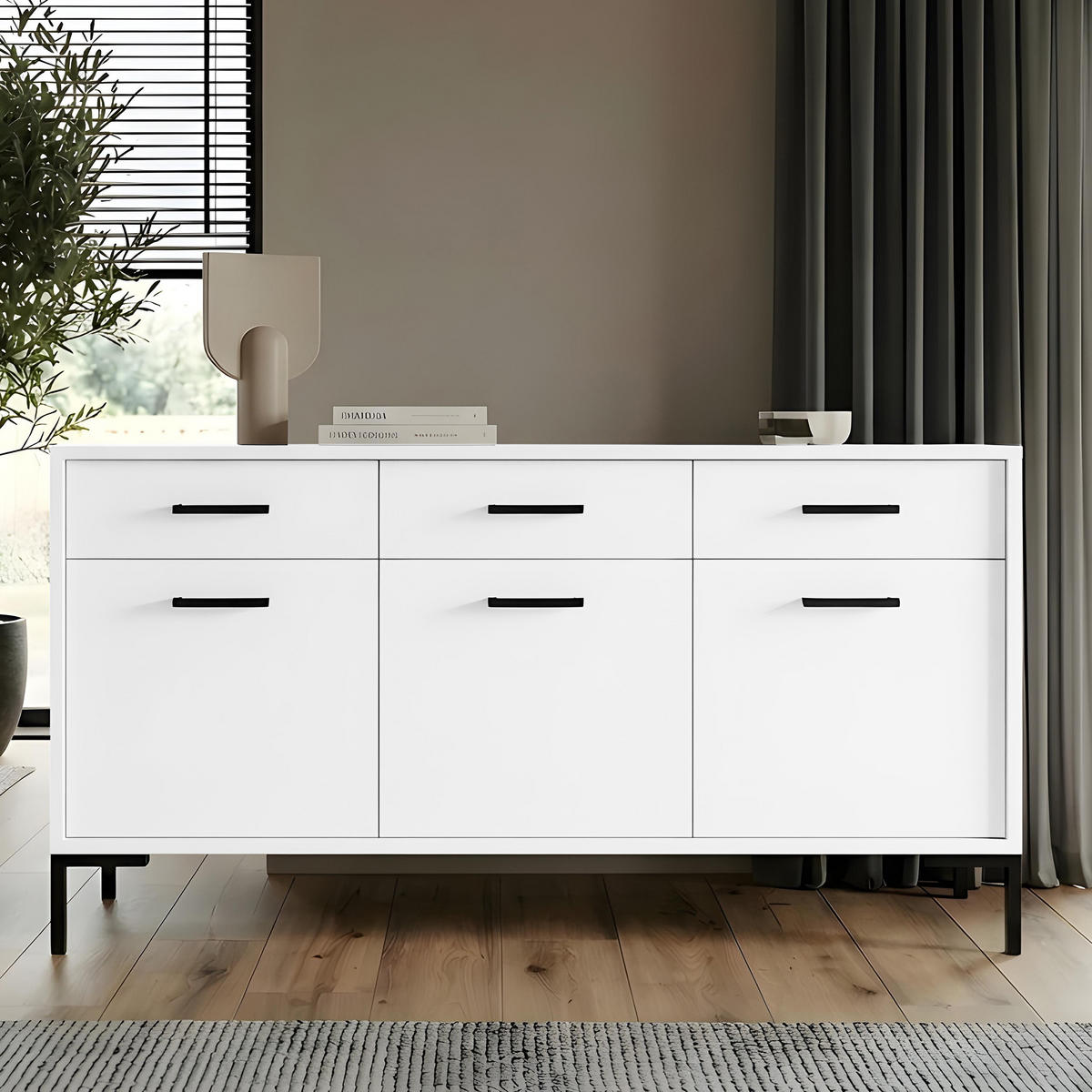 KOMODA Selena se 3 dvířky a 3 zásuvkami, kovové nohy, tiché dovírání, bílá, 150 cm - bílá/černá, kov/kompozitní dřevo (150/85/40cm) - Beautysofa