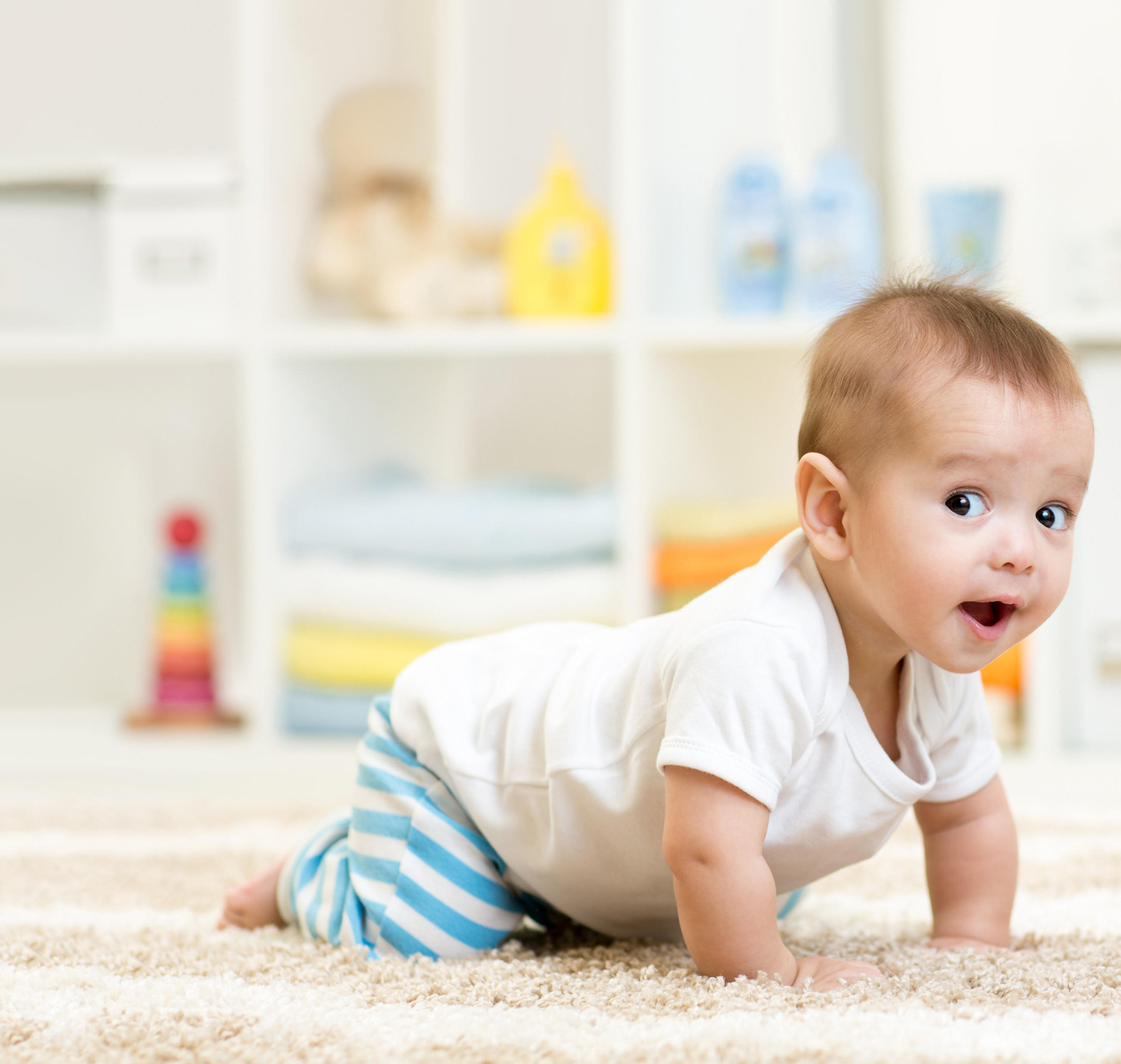 Baby krabbelt auf dem Boden