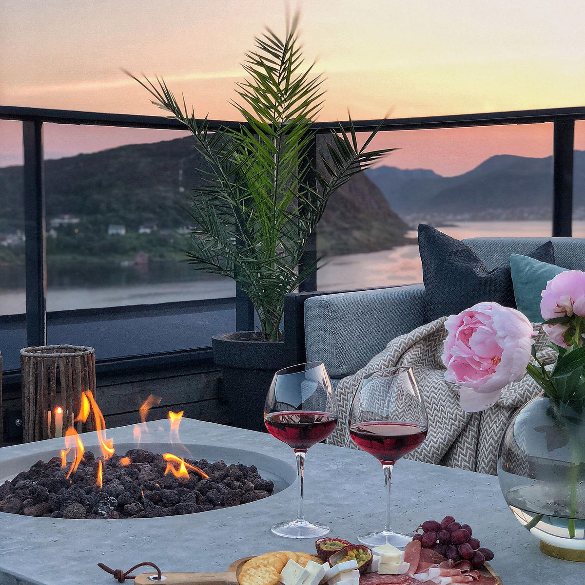 FEUERTISCH Metropolis Gasfeuerstelle aus GF-Beton 142/81/35 cm - Hellgrau, Naturmaterialien (81/35/142cm) - Elementi