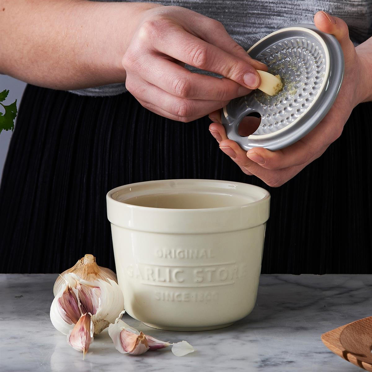KNOBLAUCHBEHÄLTER 2in1 mit Reibe aus Steingut - Creme, Keramik (12.5cm) - Mason Cash