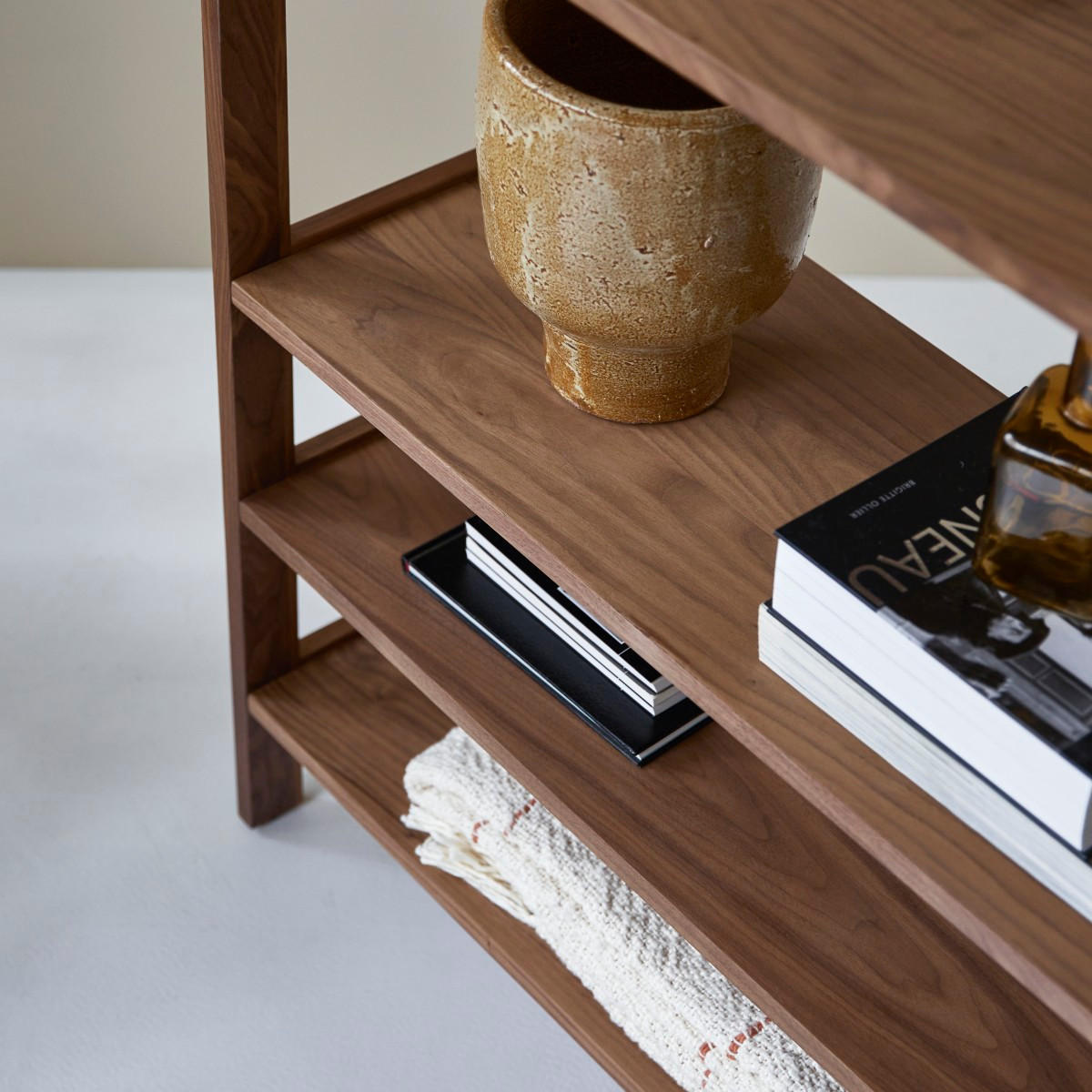 BÜCHERREGAL Esmée Braun aus Walnuss - Braun, Holz (110/105/35cm) - Tikamoon