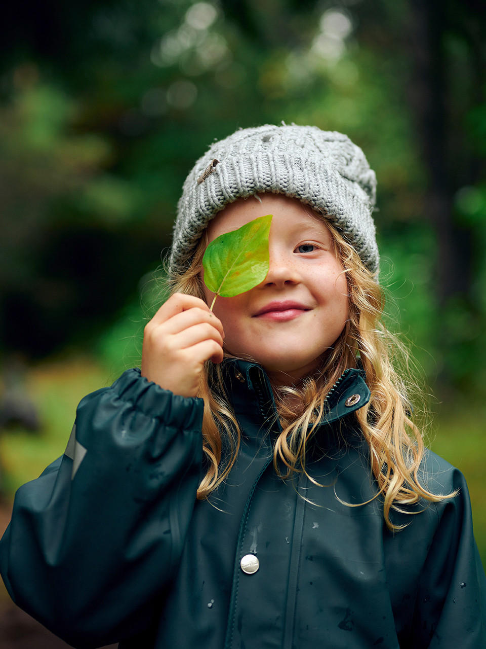 XXXL for Tomorrow - Kind mit Blatt vor dem Auge