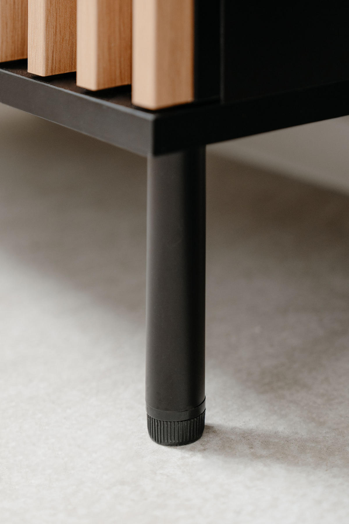 COUCHTISCH schwarz, Eiche 110 cm, Wohnzimmertisch mit Stauraum - Schwarz/Eiche Artisan, Holzwerkstoff/Metall (67/110.5/47cm) - Furn.Design