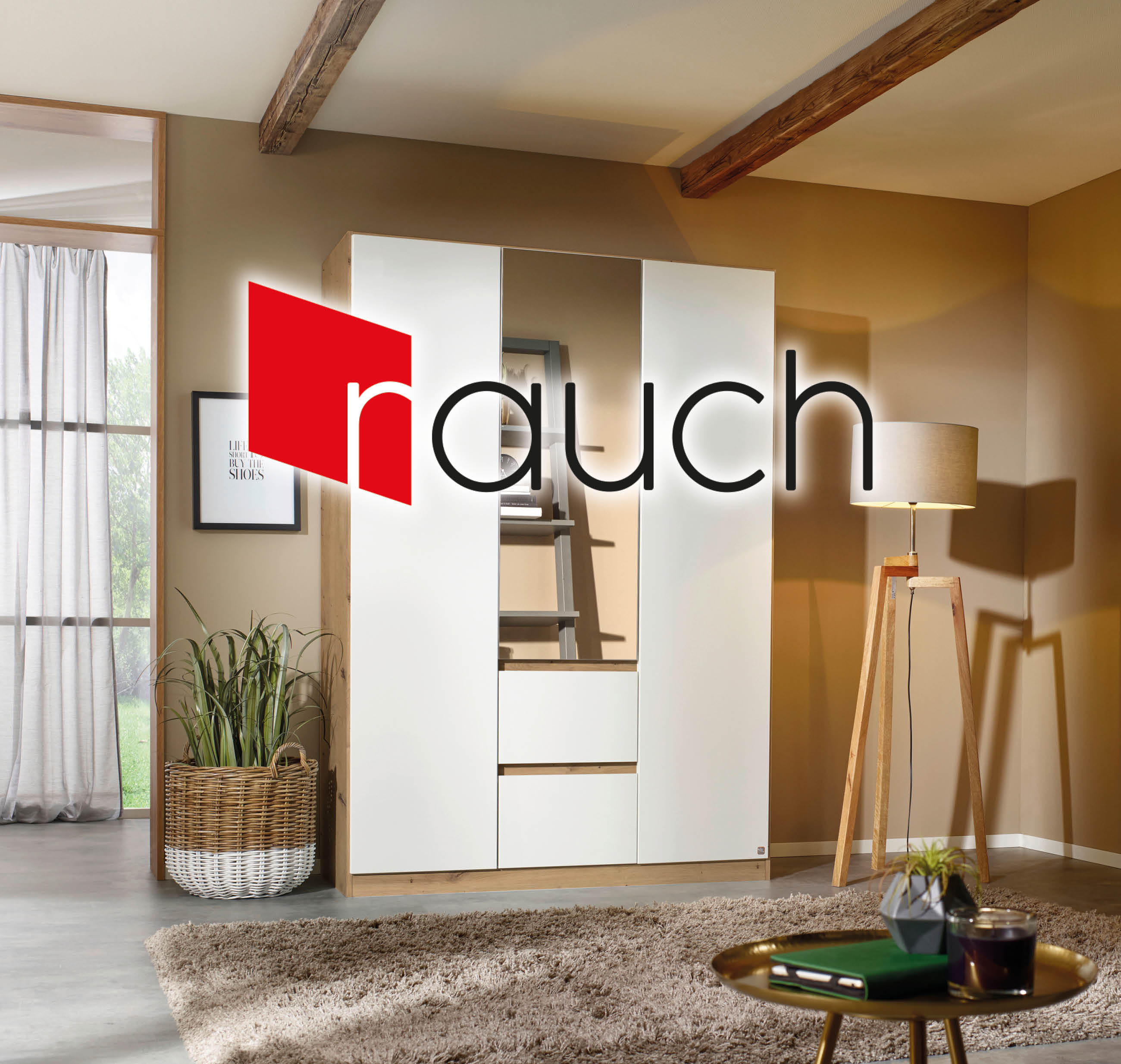 Helles Wohnzimmer mit weißem Kleiderschrank, Deko und gemütlicher Einrichtung.