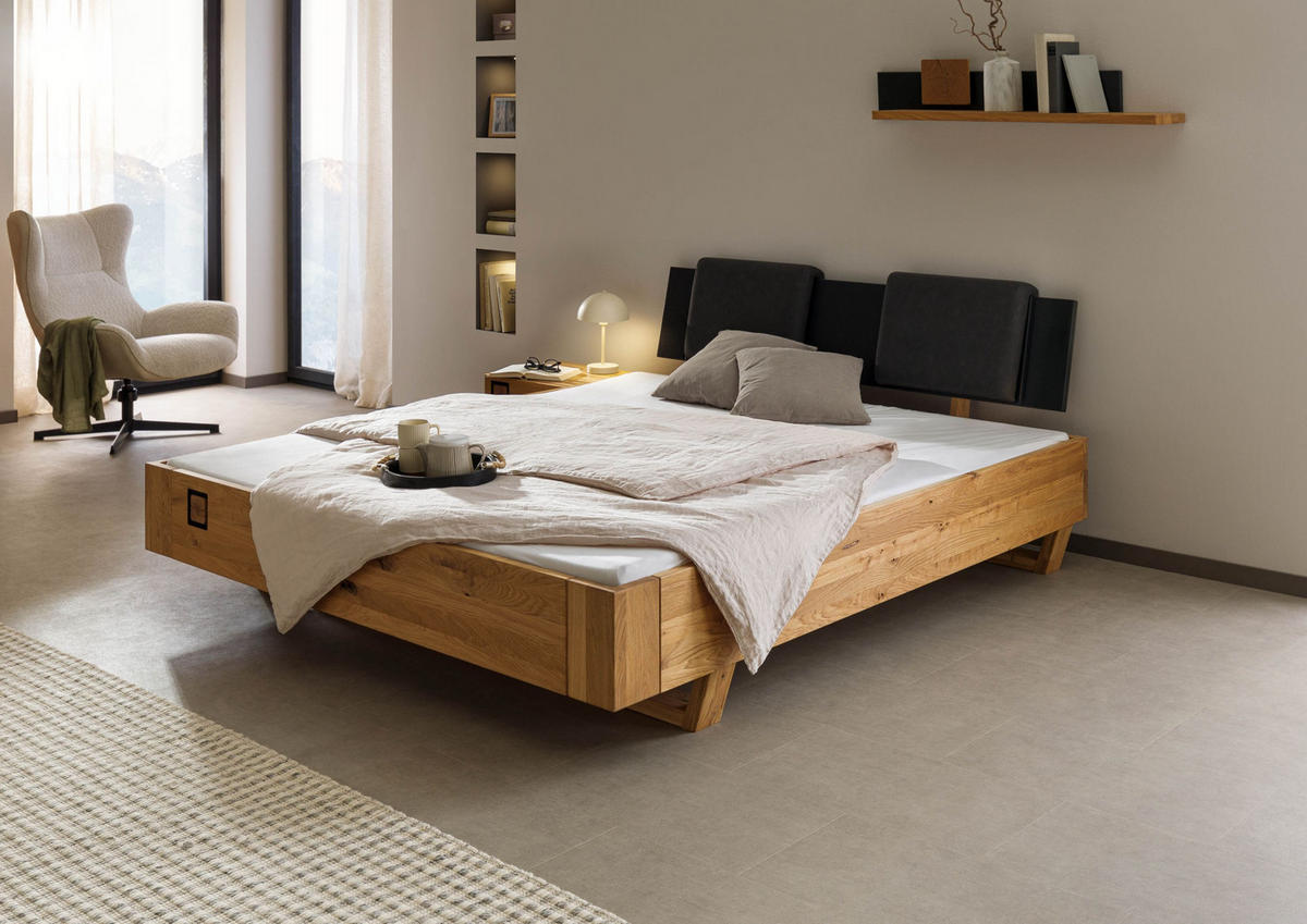BETT mit Nachttisch Massivholz Wildeiche 200 x 200 x 86 natur KITZBÜHEL #167 - Braun, Holz (200/200cm) - Massivmoebel24