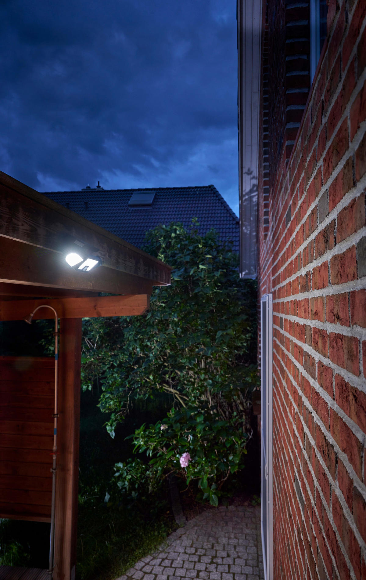 LED-SOLAR-STRAHLER - mit Bewegungsmelder und Fernbedienung, kaltweißes Licht für Außenbereiche, spritzwassergeschützt - Schwarz, Kunststoff (12.1/9/29cm) - Northpoint