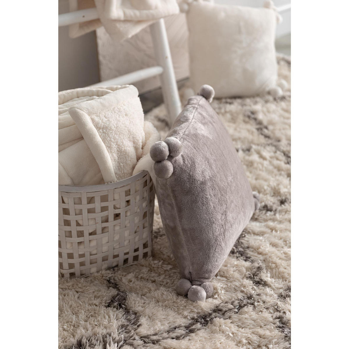 KISSEN Tender Pompons perlweiß 45 x 45 cm - Hellgrau, Textil (45/45cm) - Vivaraise