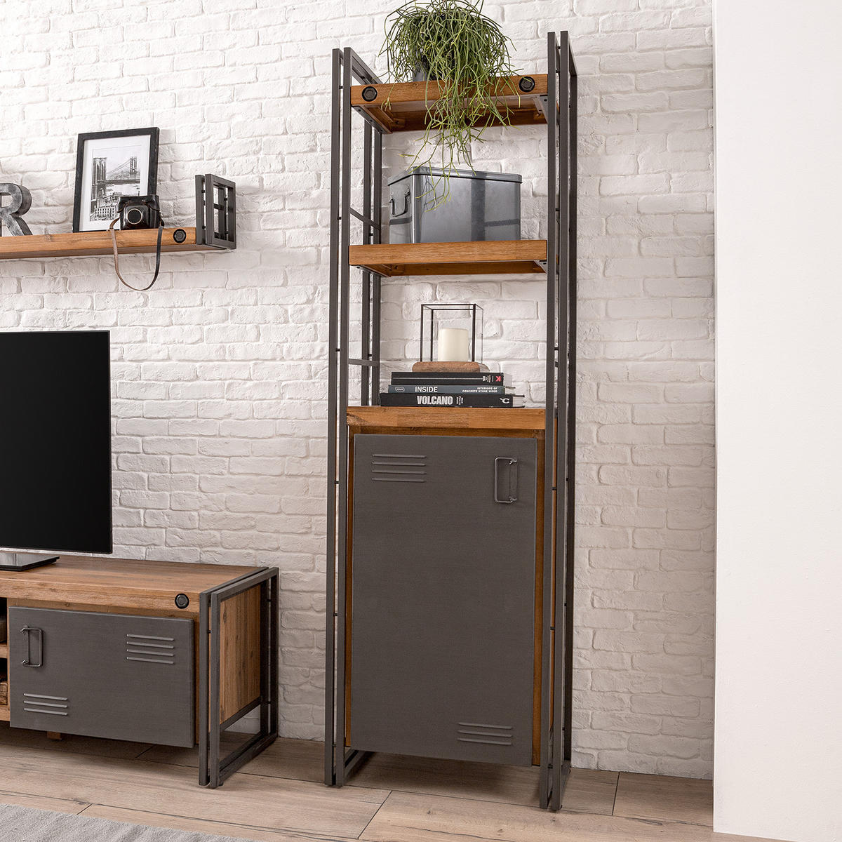 REGAL - 2 Fächer, 1 Tür, Akazie massiv / Metall - Akaziefarben, Holzwerkstoff (60/190/35cm) - home24