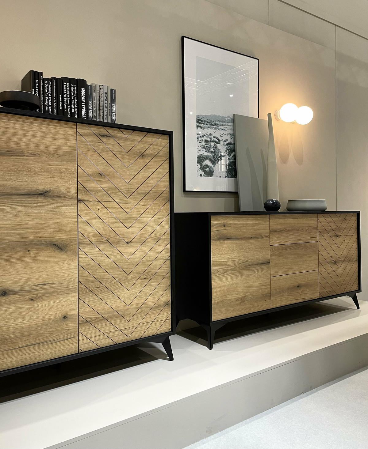 SIDEBOARD Boulia Schwarz mit Fischgrätfronten in Eiche 154 cm - Eichefarben/Schwarz, Holzwerkstoff/Metall (154/77/39cm) - Selsey