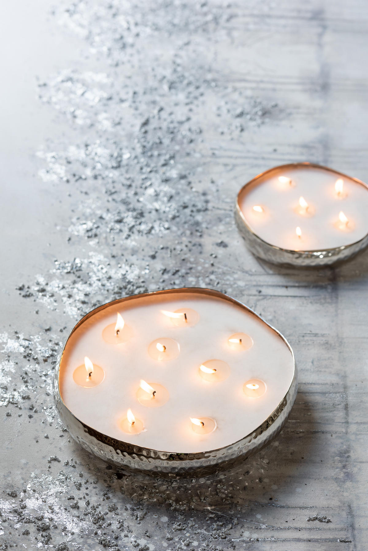 DUFTKERZE M-CHIC - Silber - L - 44 Std. - Silberfarben, Paraffin (31/10cm) - J-Line