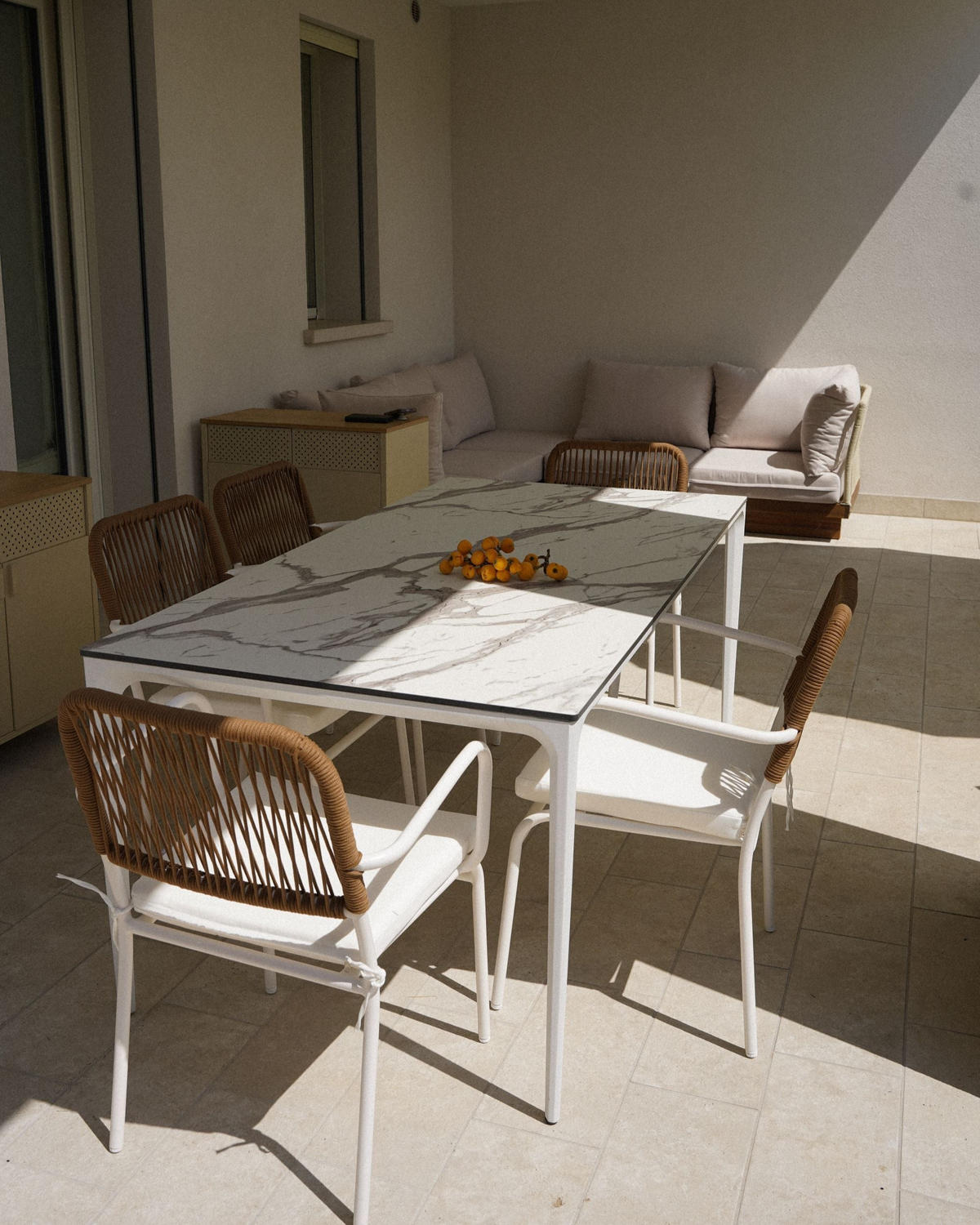 ZAHRADNÍ STŮL 180/90 cm Mramor Look Bílý Mramor Sovareto - bílá, plast (180/90/75cm) - Beliani