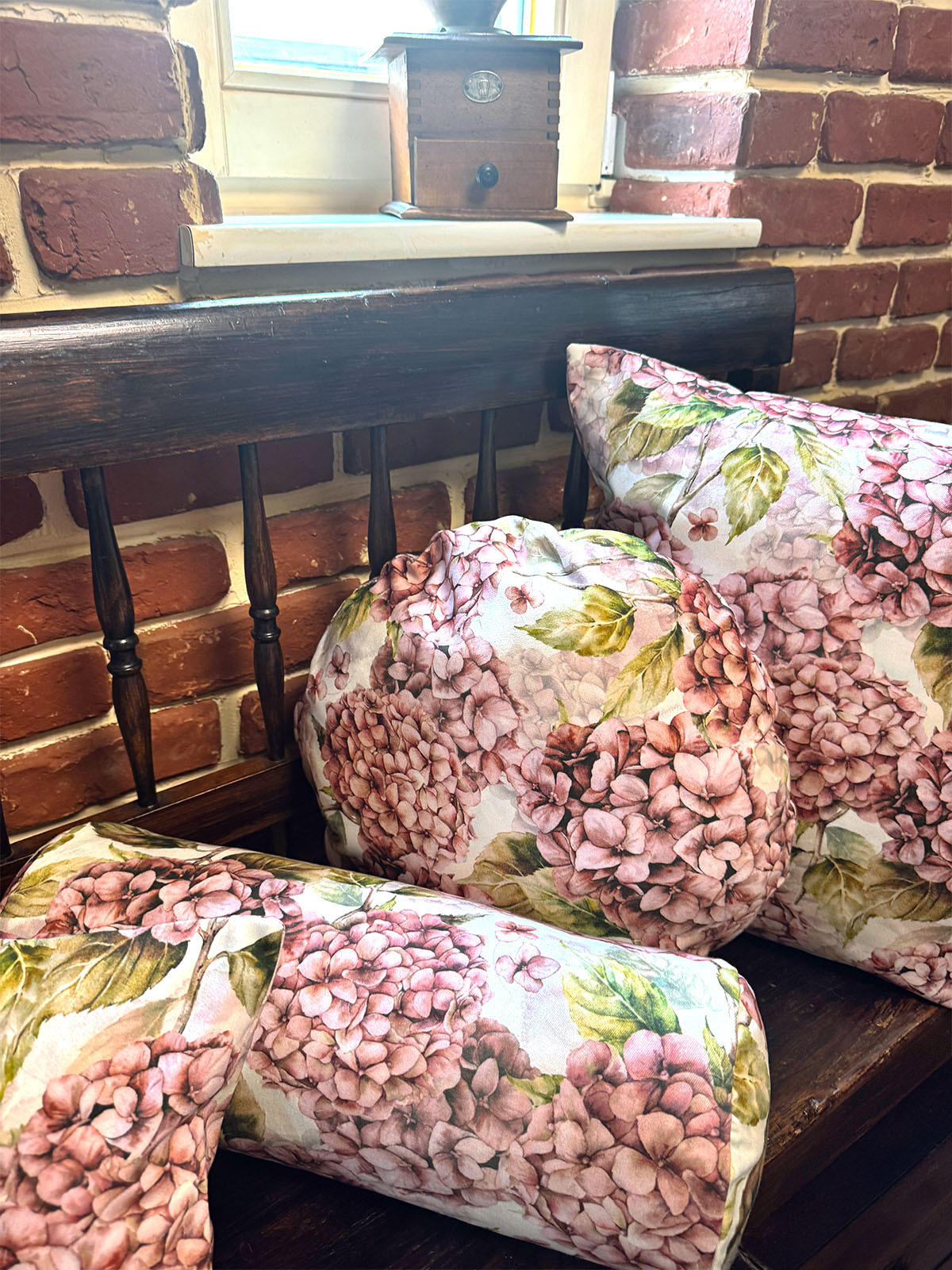 KISSENHÜLLE Rund Landlust-Hortensie burgundy-rose 50 cm Ø - Hellrosa/Dunkelrosa, Textil (50/50cm) - beties Heimtextil