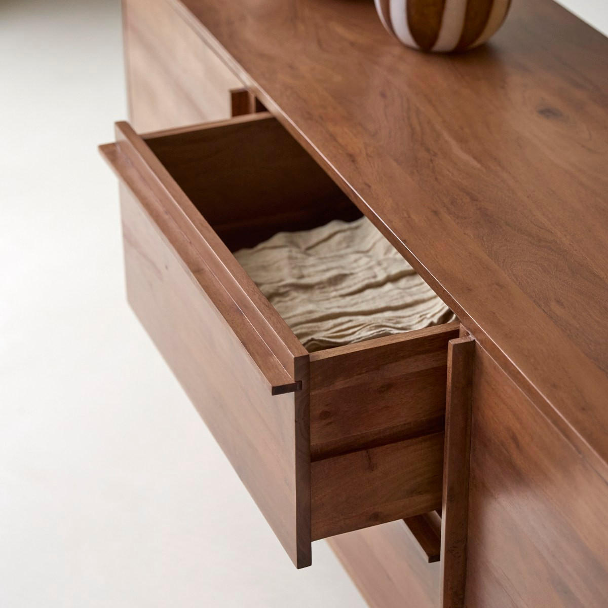 SIDEBOARD Niels Braun aus Akazie - Braun, Holz (175/70/45cm) - Tikamoon