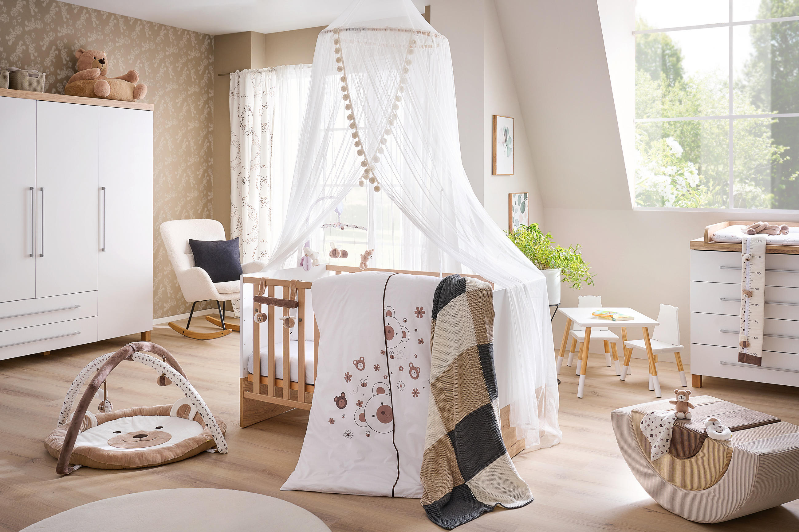 Babyzimmer eingerichtet in naturfarben