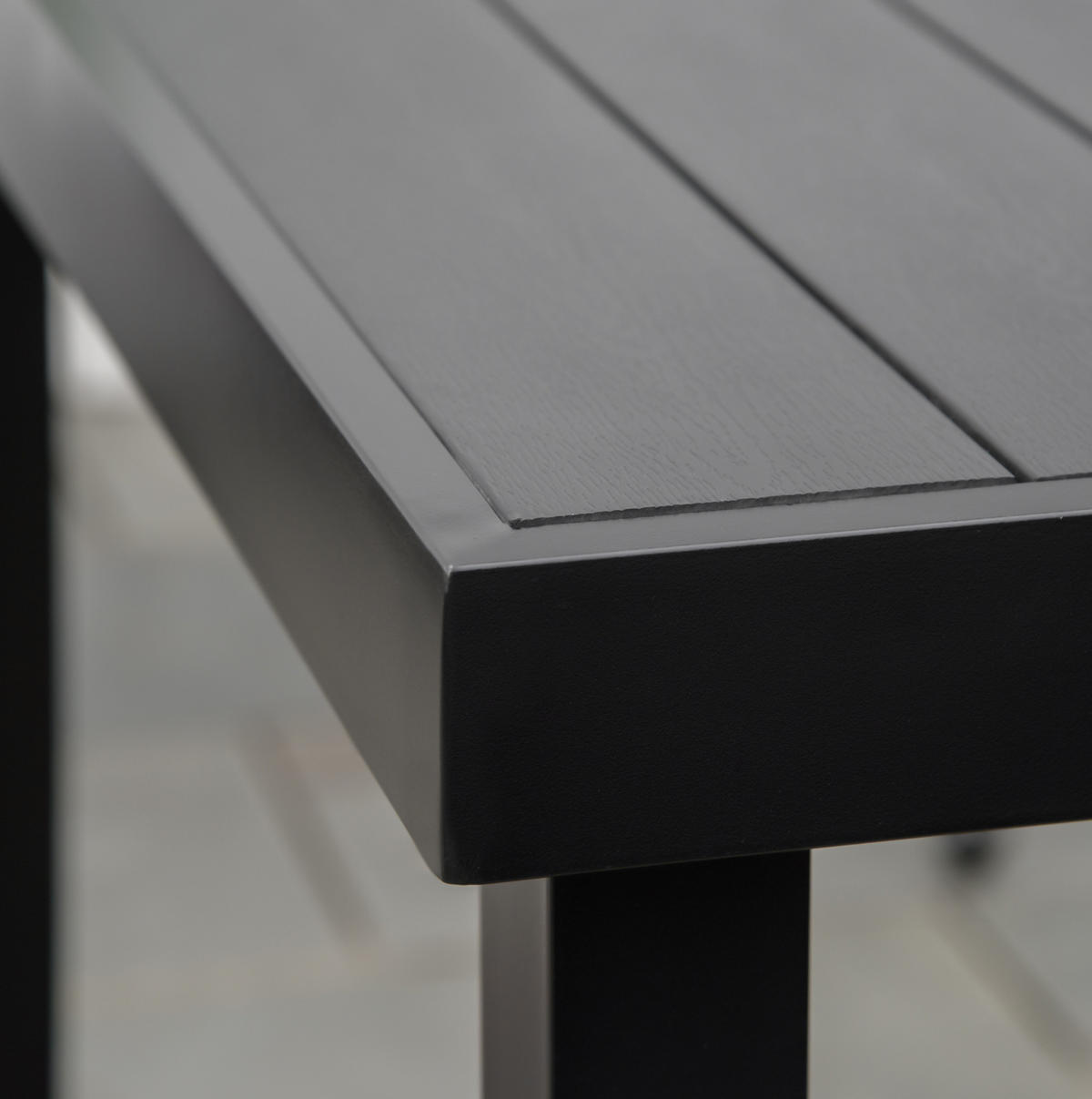GARTENTISCH aus Aluminium 140x90x74 cm Schwarz mit Tischplatte in Holzoptik und verstellbaren Fußpolstern - Schwarz, Metall (140/90/74cm) - Modfu