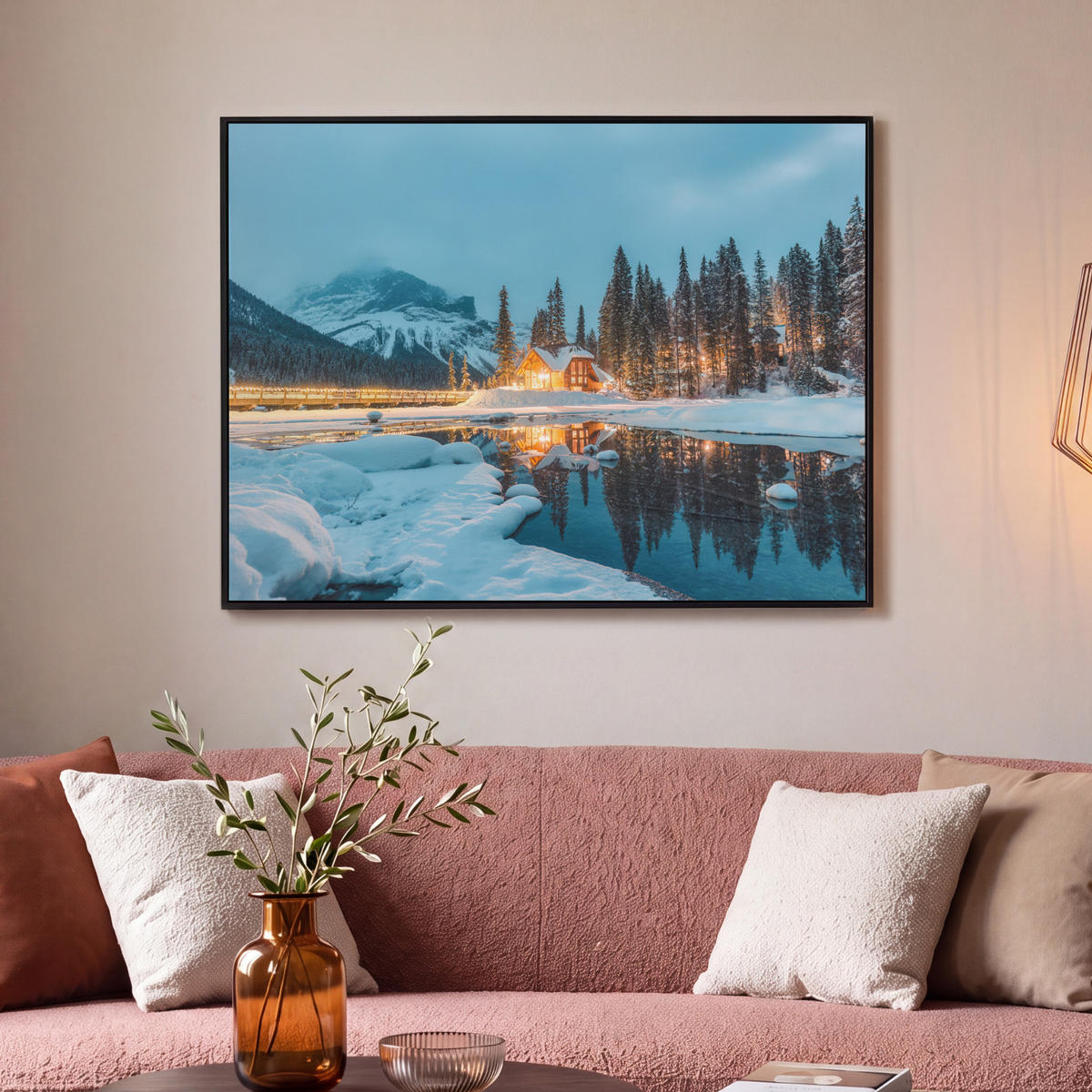 LEINWAND Bilder mit Rahmen - Winterlandschaft - Natur - Haus - Berge - Schnee - 100x70 - Hellblau, Textil (100/70cm) - MuchoWow