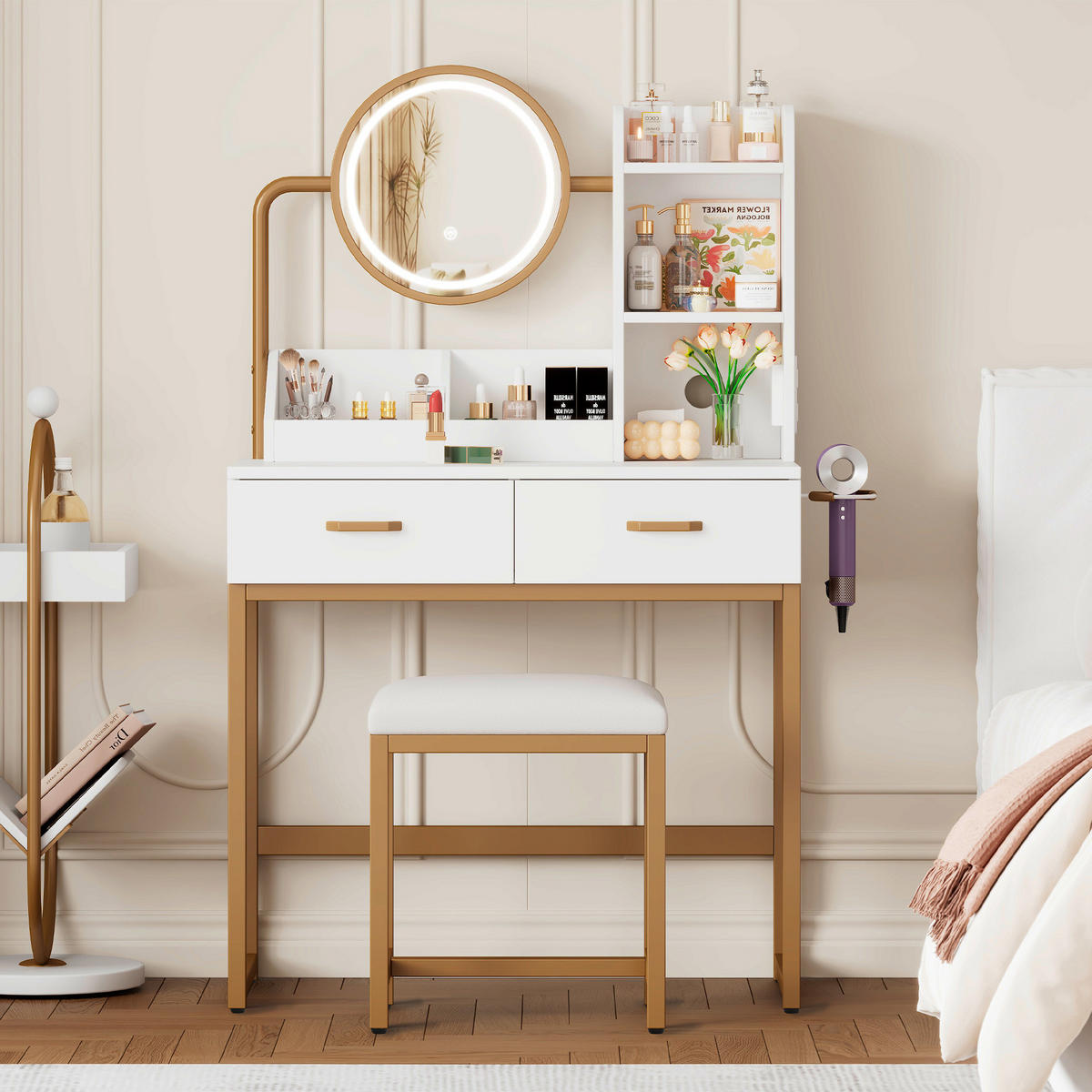 SCHMINKTISCH in Weiß Frisiertisch mit LED-Spiegel, Steckdosen, Hocker & Goldbeinen, 2 Schubladen, für Schlafzimmer, B138.5/T40/H80cm - Goldfarben/Weiß, Holzwerkstoff/Metall (80/138.5/40cm) - STILVORA