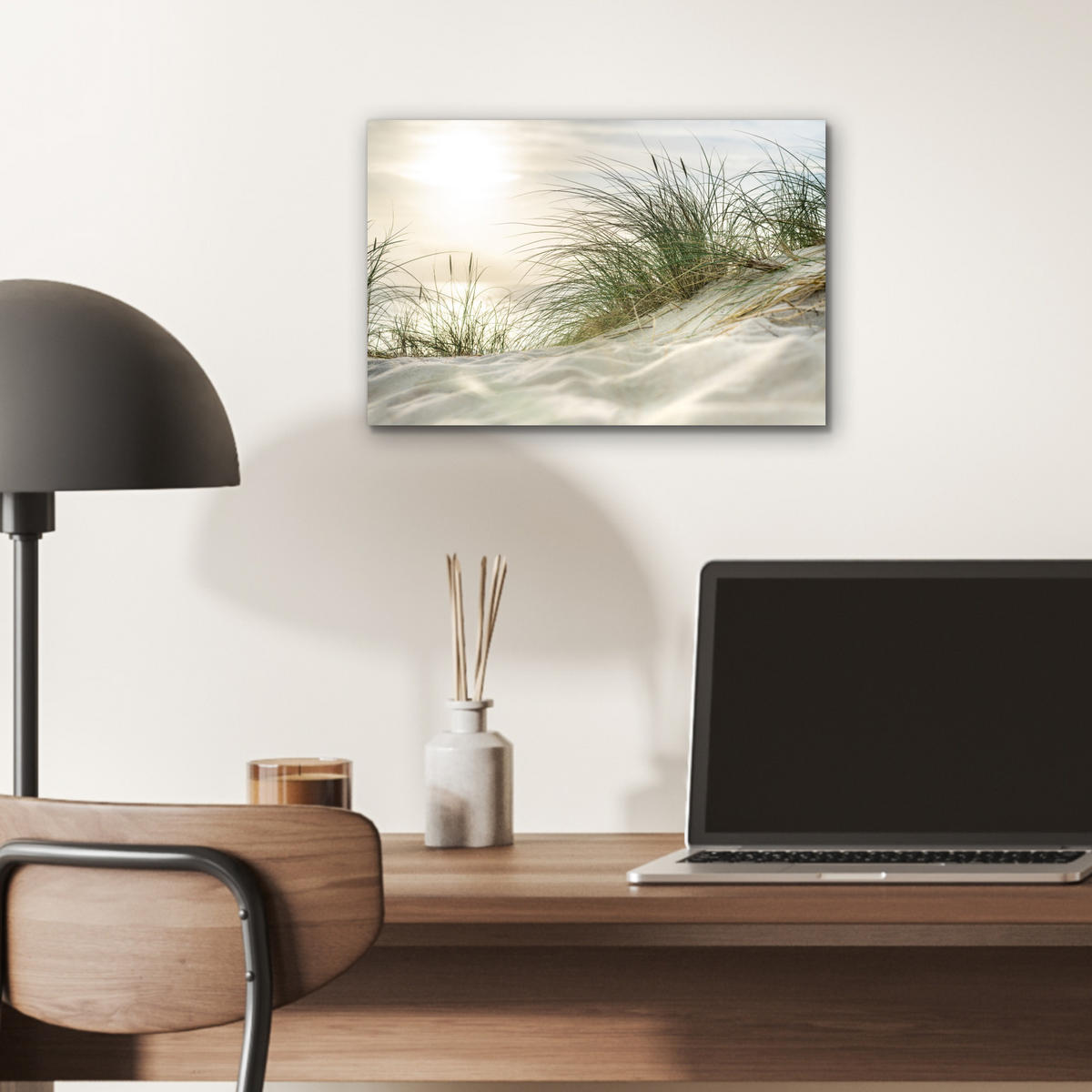 KOVOVÝ OBRAZ Duny s marramovou trávou pod slnkom nemeckého národného parku Schleswig-Holsteinisches Wattenmeer 30x20 cm - krémová, kov (30/20cm) - MuchoWow