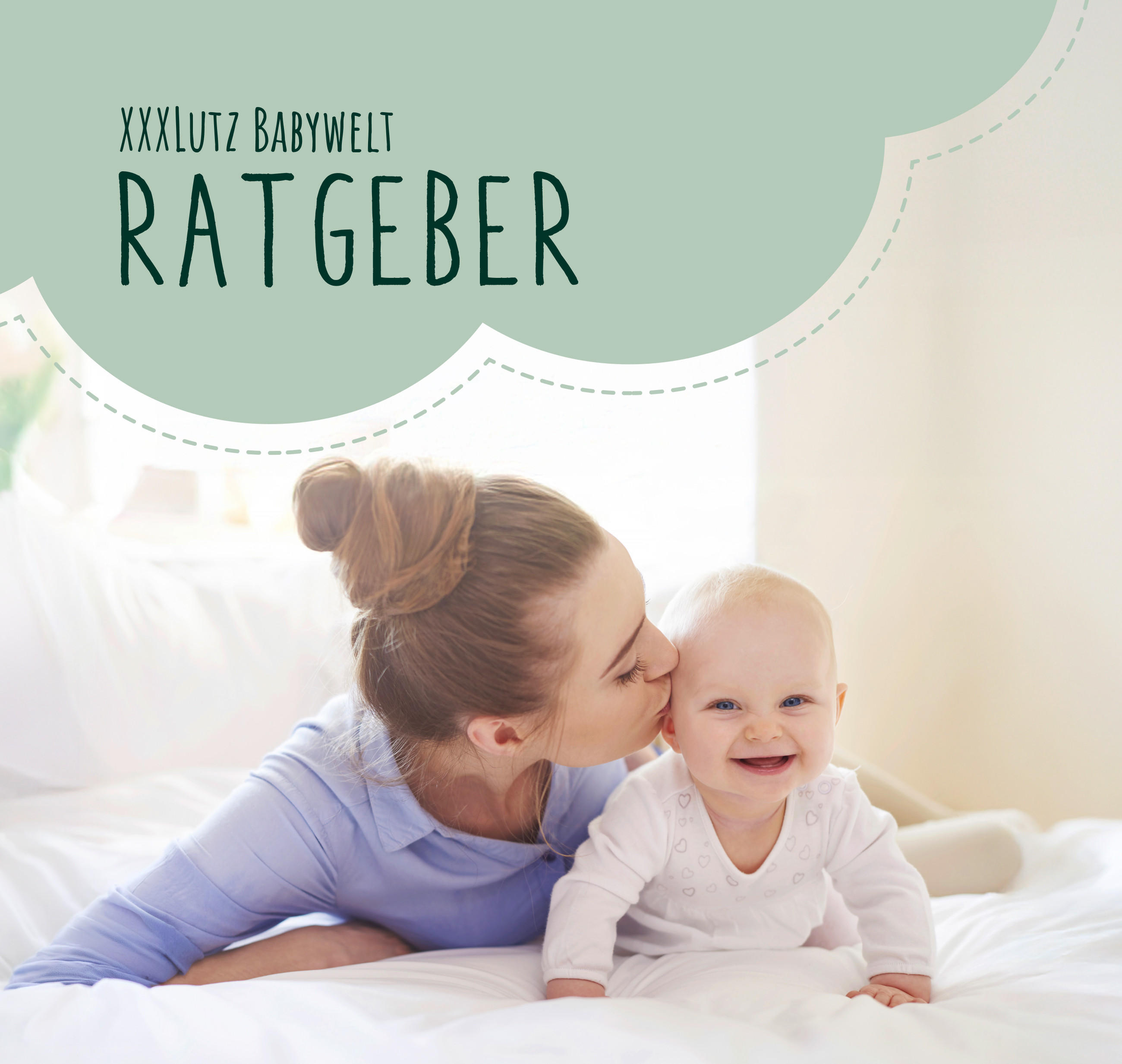 Eine Frau liegt auf einem weißen Bett und blickt zu einem kleinen Kind, das neben ihr sitzt. Beide tragen helle Kleidung. Links oben befindet sich eine grünliche Wolkenform mit dem Schriftzug XXXLutz Babywelt Ratgeber. Der Raum wirkt hell und freundlich.
