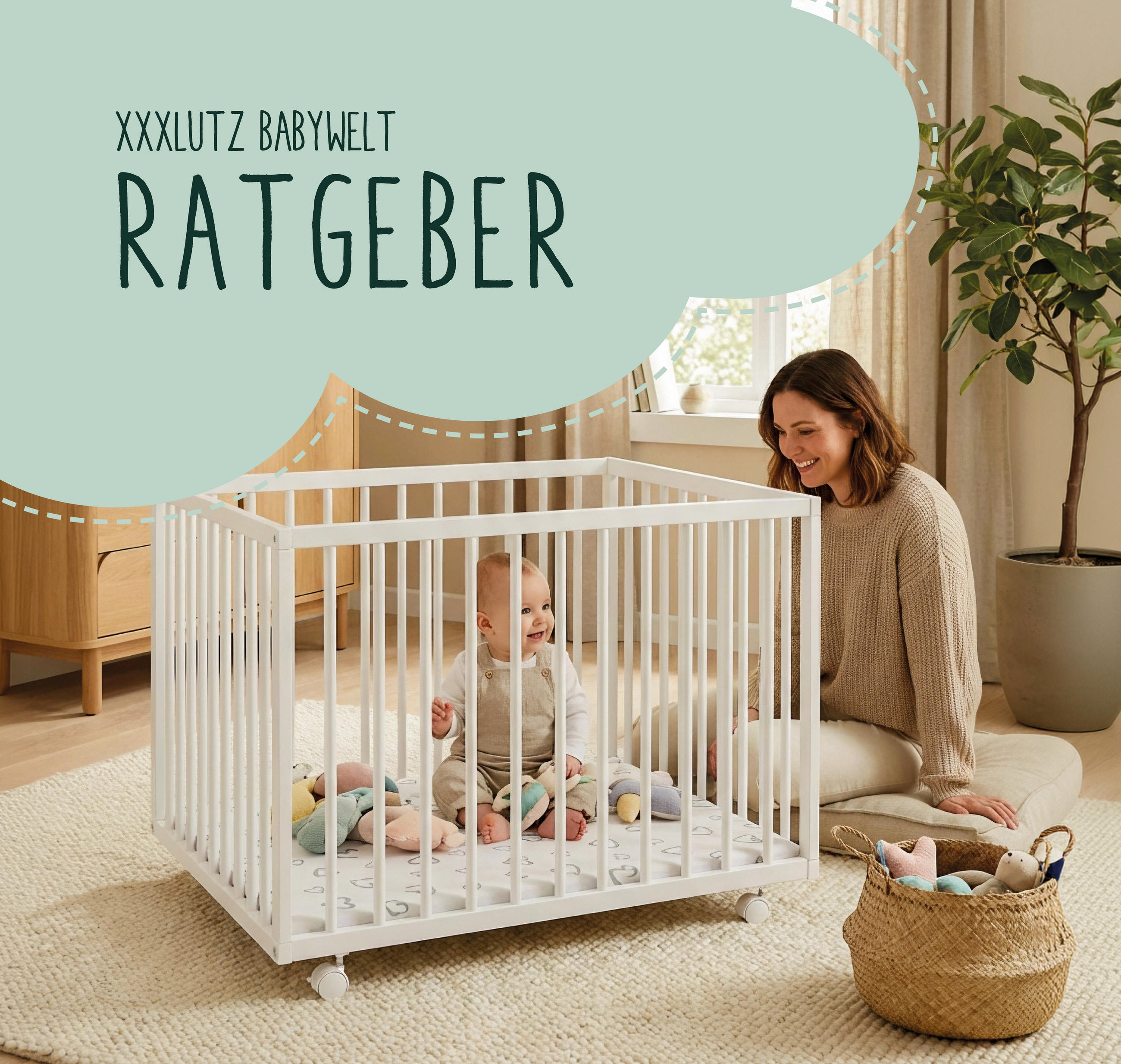 Baby sitzt in einem weißen Laufgitter auf einem Teppich, eine Frau sitzt daneben, im Hintergrund ein großer Blumentopf.