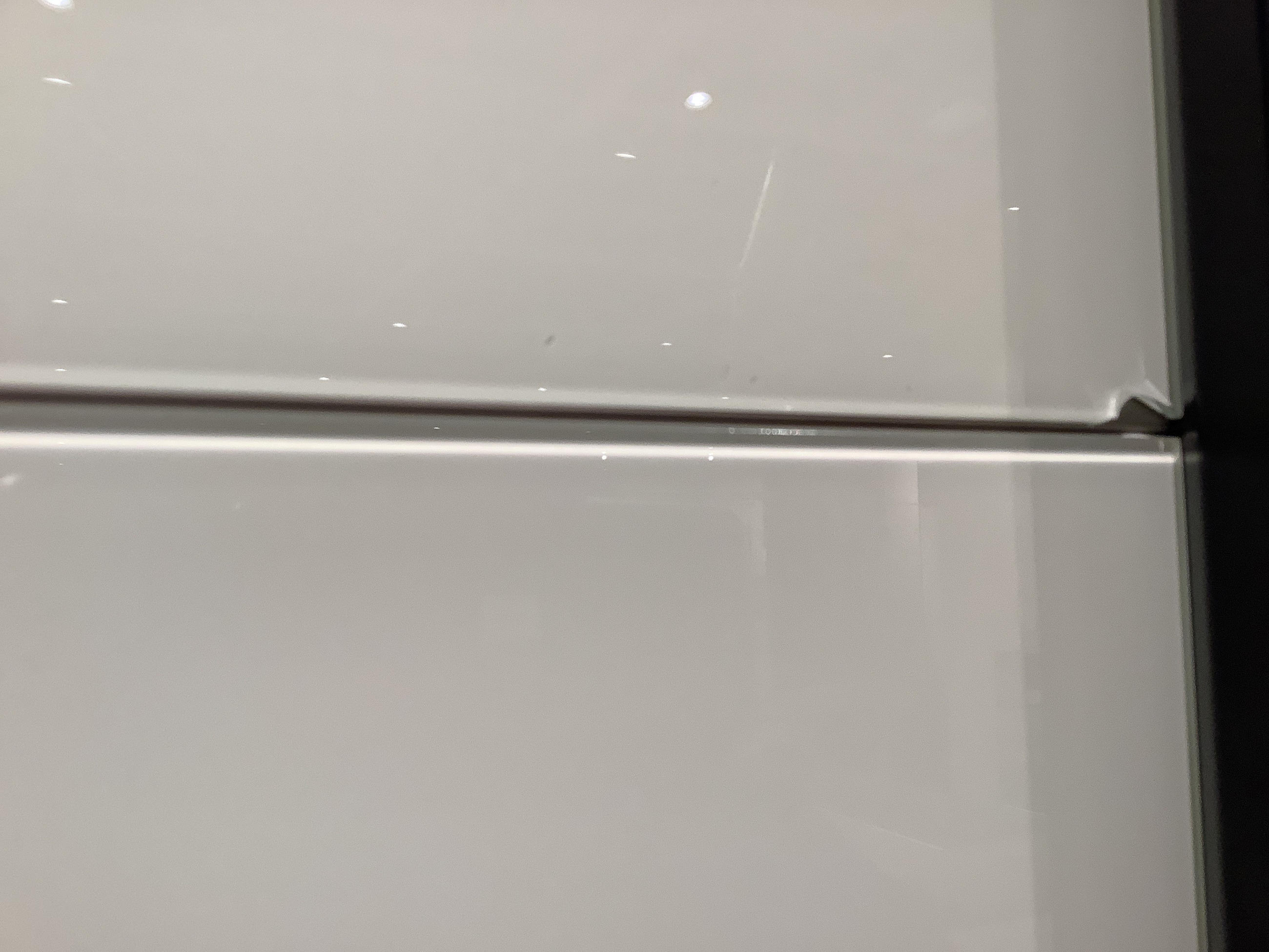 LUCCA FÜGGESZTETT TOLÓAJTÓS SZEKRÉNY