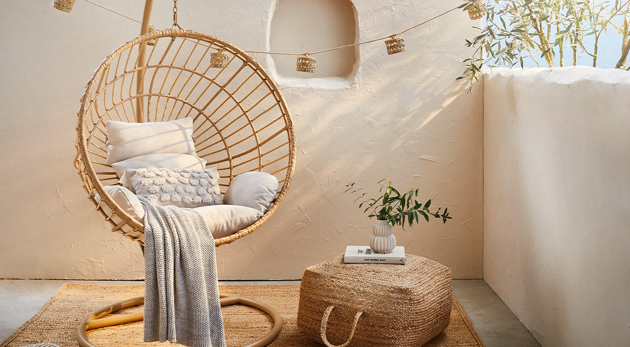 Hängesessel mit Metall-Gestell in Naturfarben