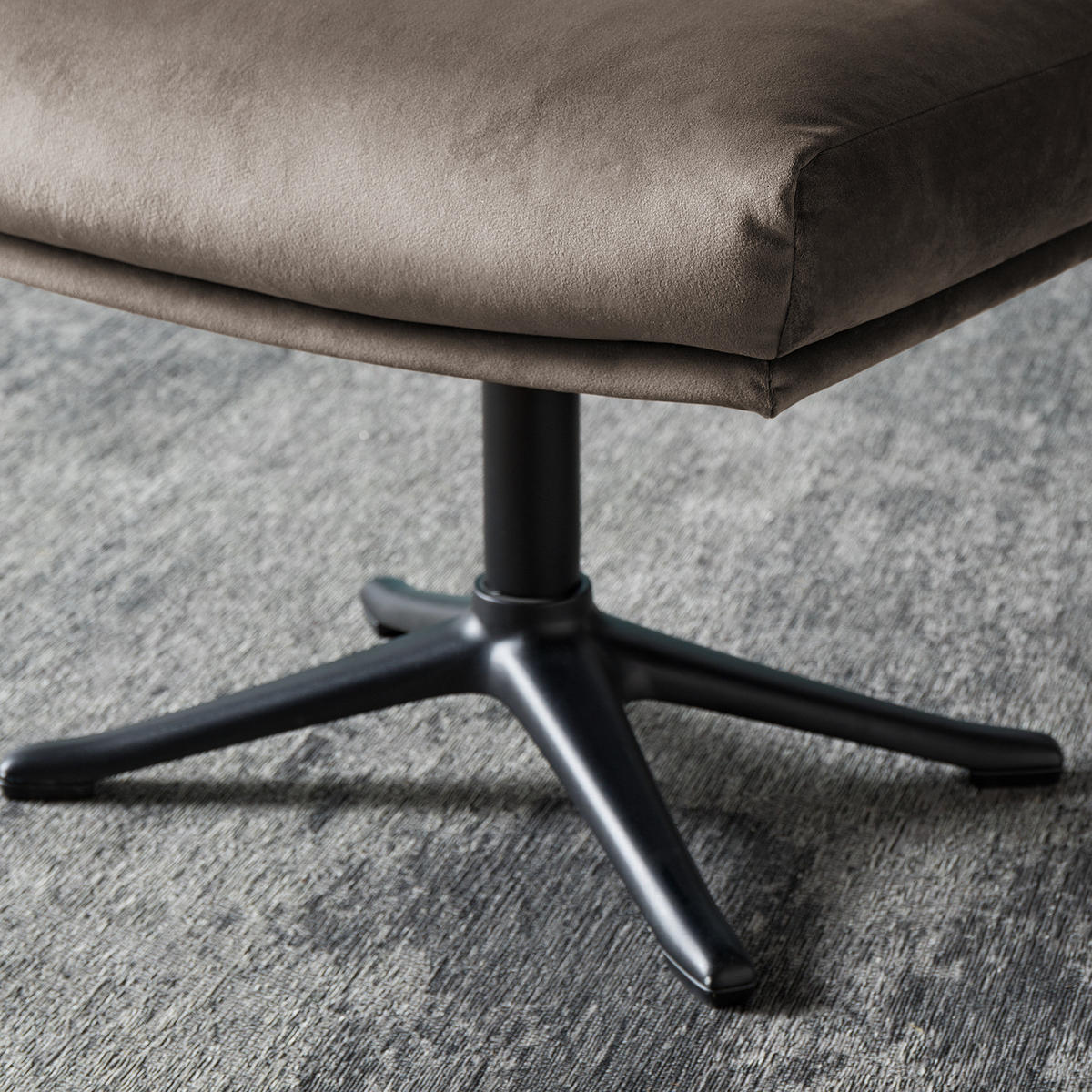 POLSTERHOCKER mit Kreuzfuß - Taupe/Schwarz, Textil/Metall (51/37/41cm) - home24