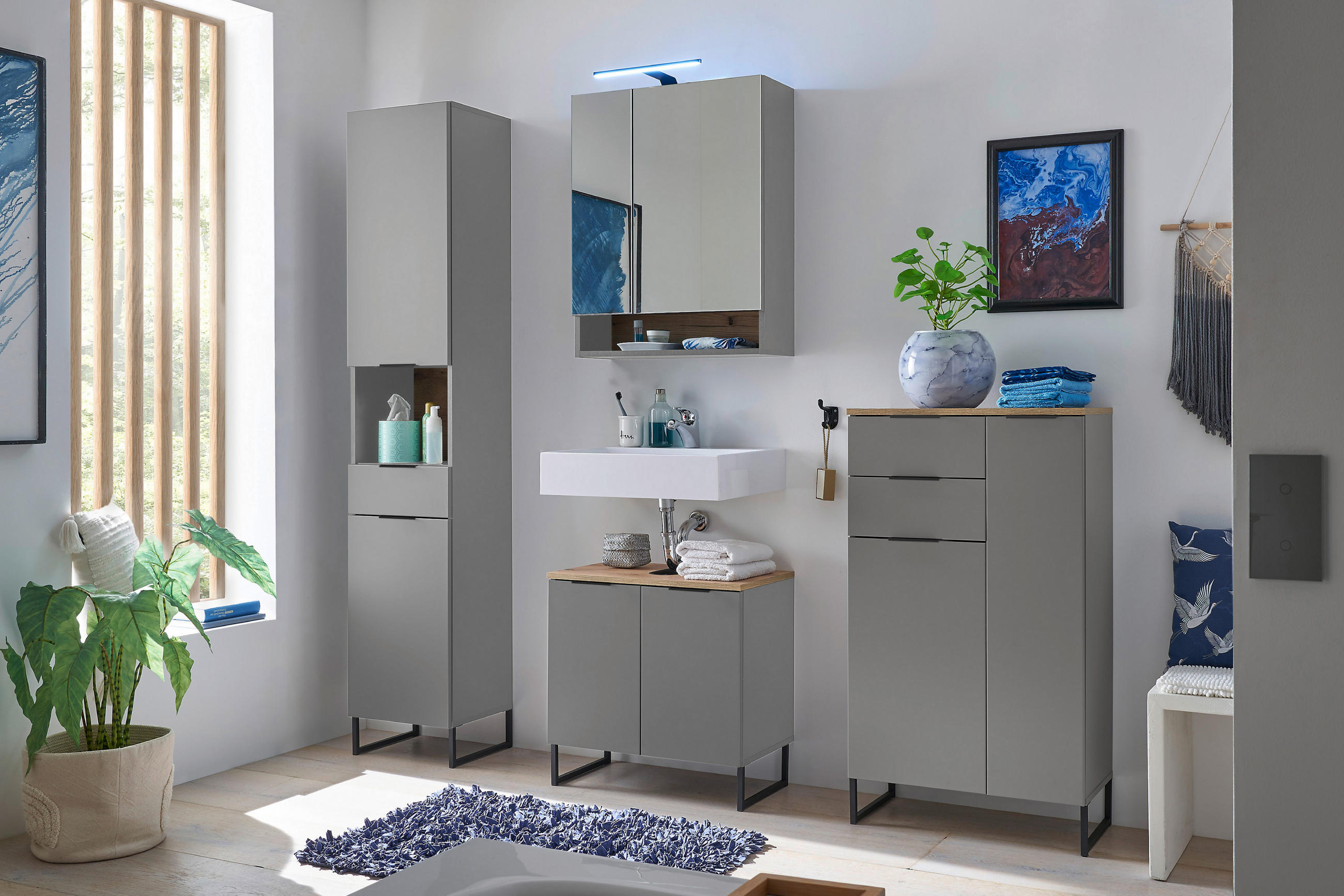 moderne Badeinrichtung, mit einem Spiegelschrank in einem grauton