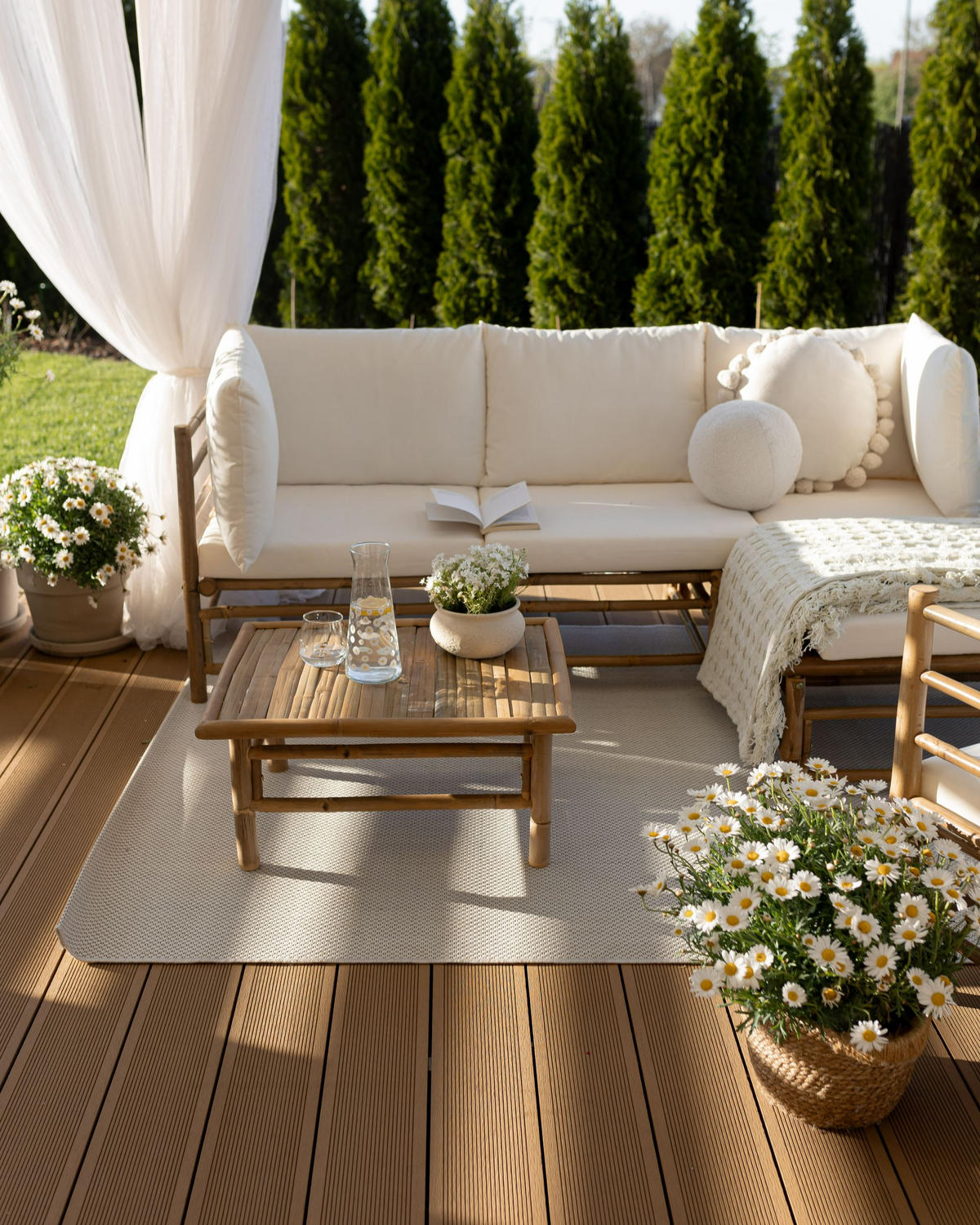 LOUNGE set cu 5 locuri lemn de bambus maro deschis 4 piese perne alb crem Cerreto - crem, lemn - Beliani