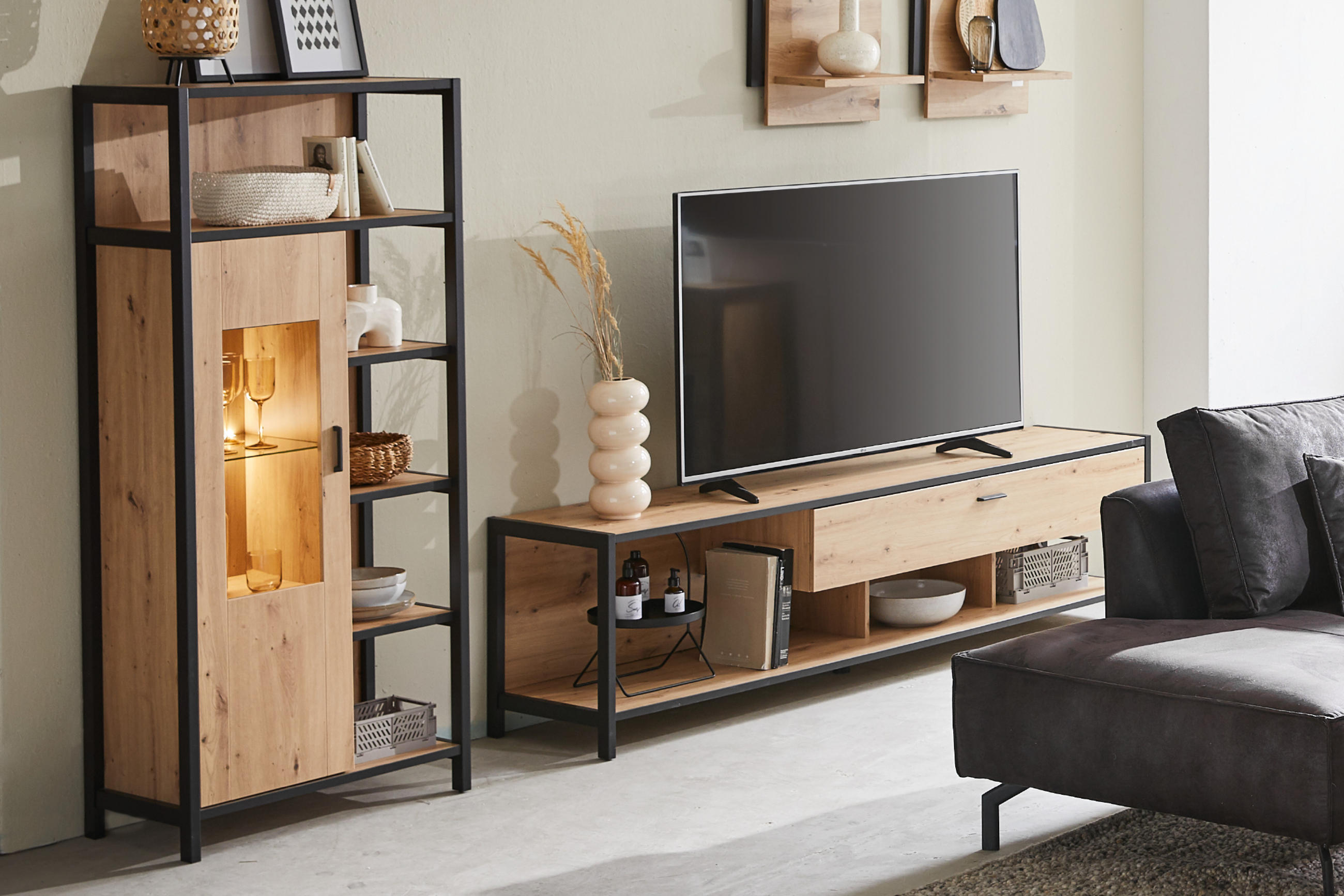 Wohnwand aus Holz-Nachbildung