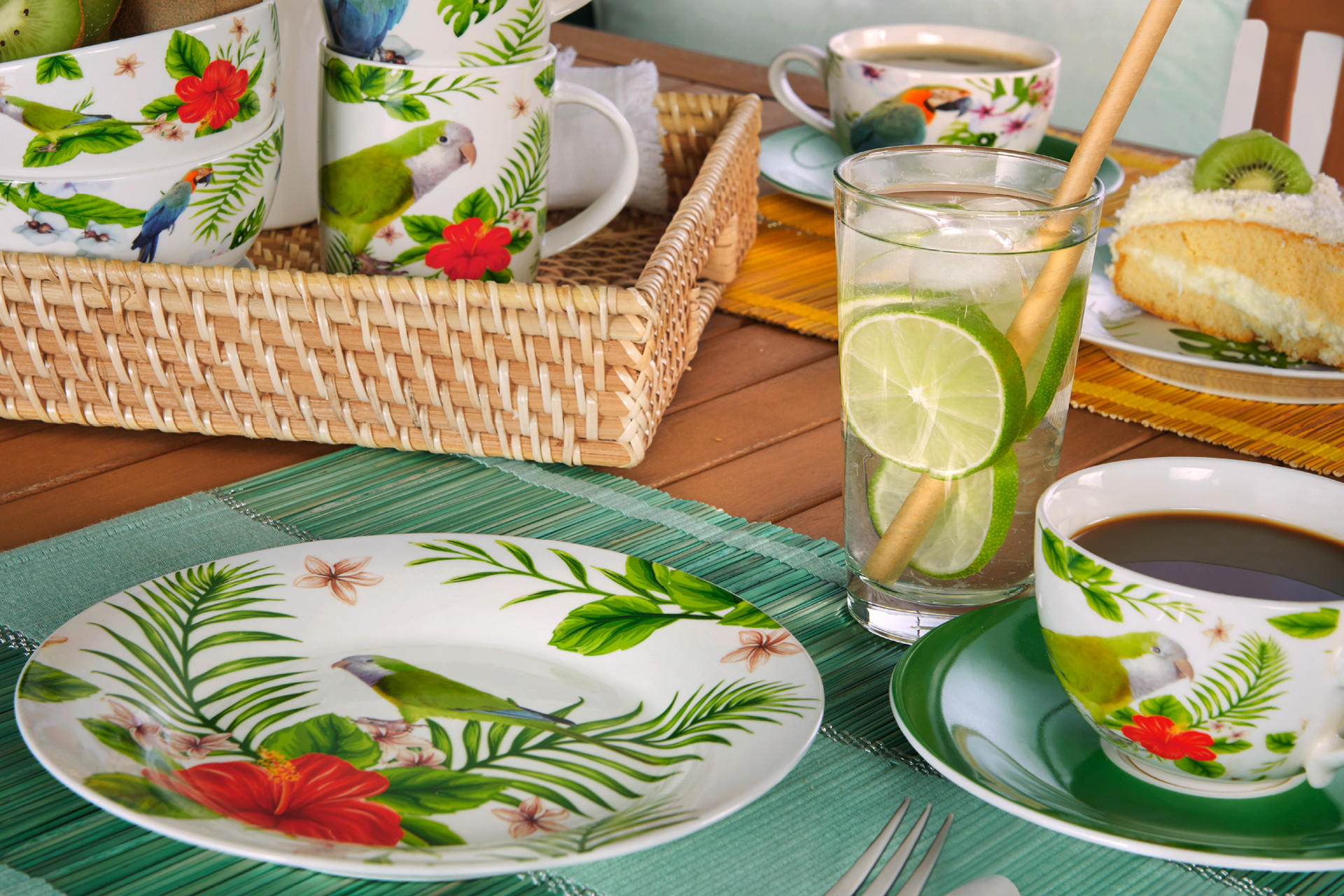 Teller und Tassen mit tropischen Pflanzen
