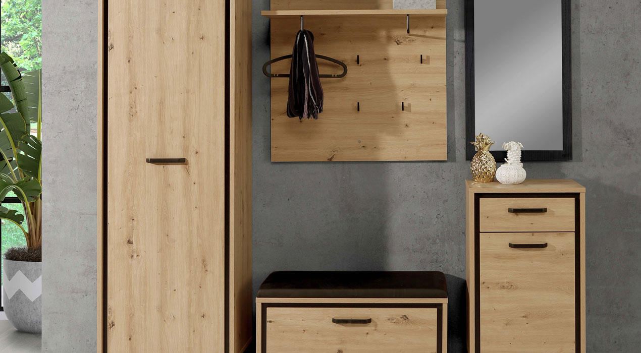Garderobenserie „Detroit“ mit Holzschrank, Wandgarderobe, Kommode, Spiegel und Deko vor Betonwand