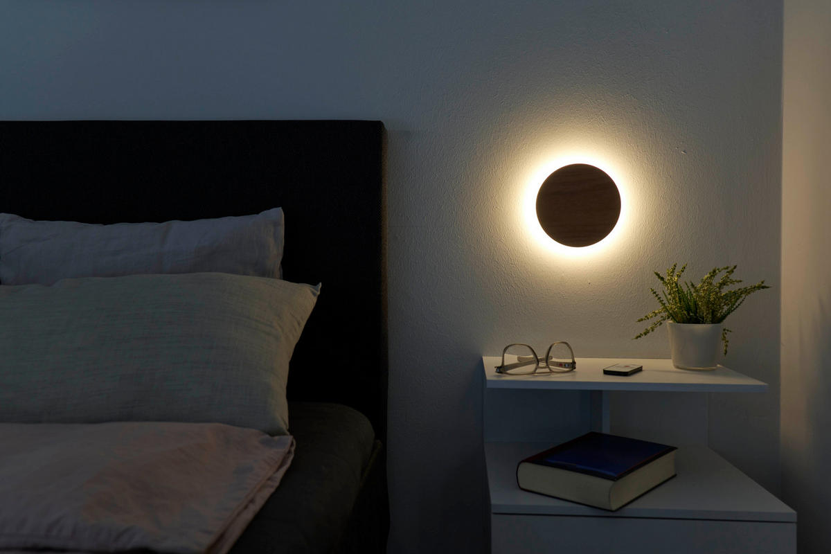 LED-BATTERIE Wandleuchte Indirektes Licht Echtholz Fernbedienung mit Timer Walnussholz - Braun, Holz (3.7/15/15cm) - Northpoint