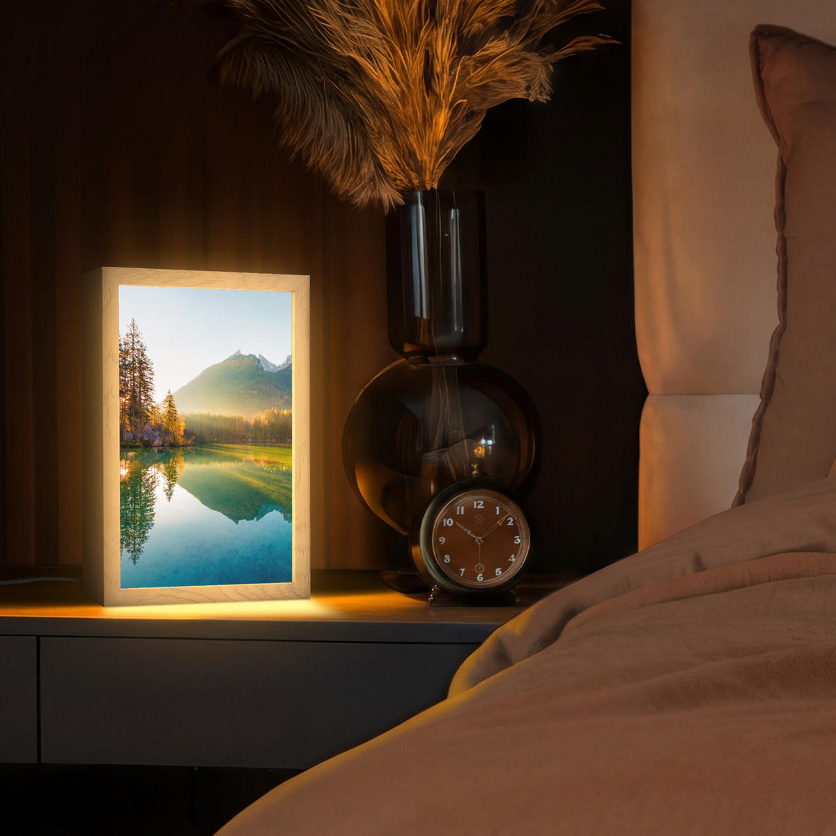 STOLNÍ LAMPA Jezero - Les - Hory - Příroda - Slunce - Krajina 20x30 cm - kari žlutá, kompozitní dřevo (8/20/30cm) - OnlyWow