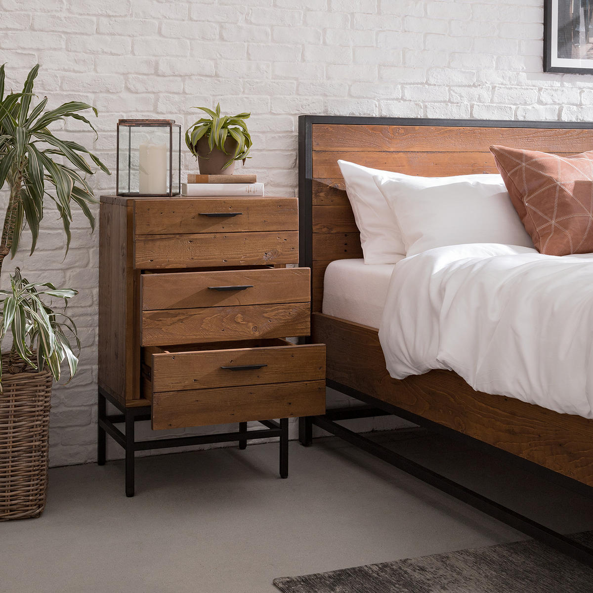 NACHTKOMMODE - Pinie massiv / Metall, Höhe 76 cm - Schwarz/Pinienfarben, Holz (45/76/35cm) - home24